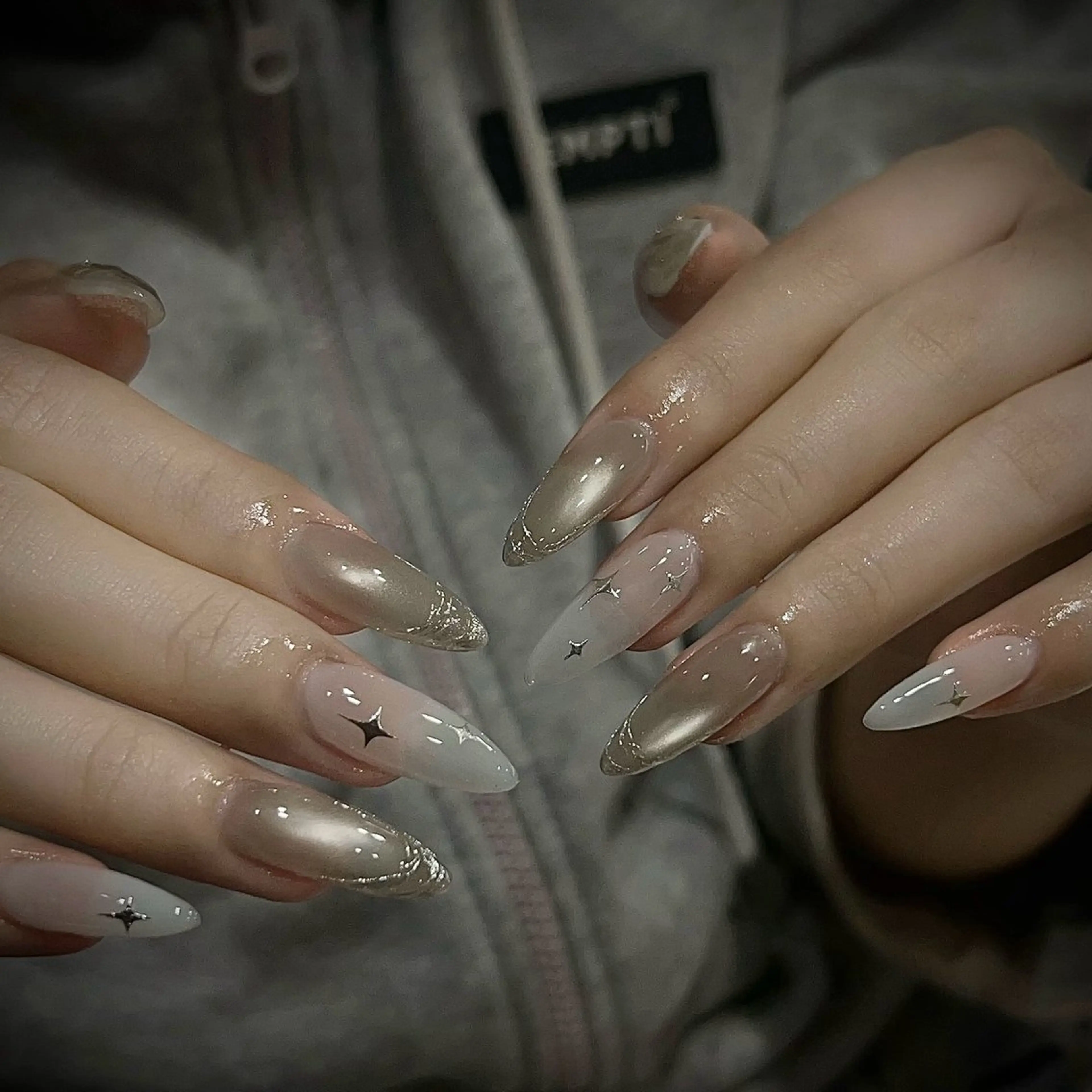 チップ長さ出しジェル2色・マグネット・デザイン ¥4000ロング +¥500。0、5ー1センチの写真