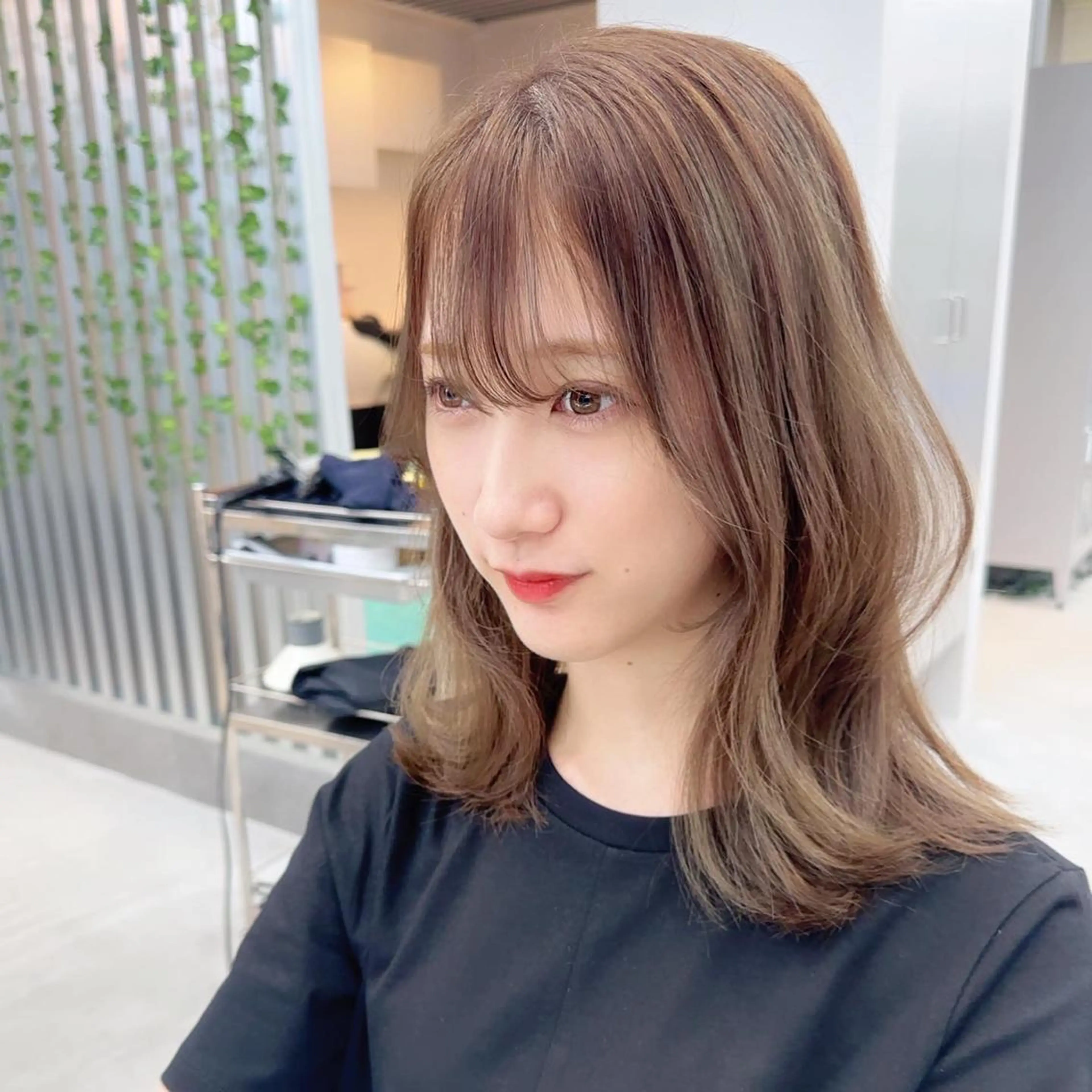 ミディアム カラー 岡野 静華のヘアスタイル