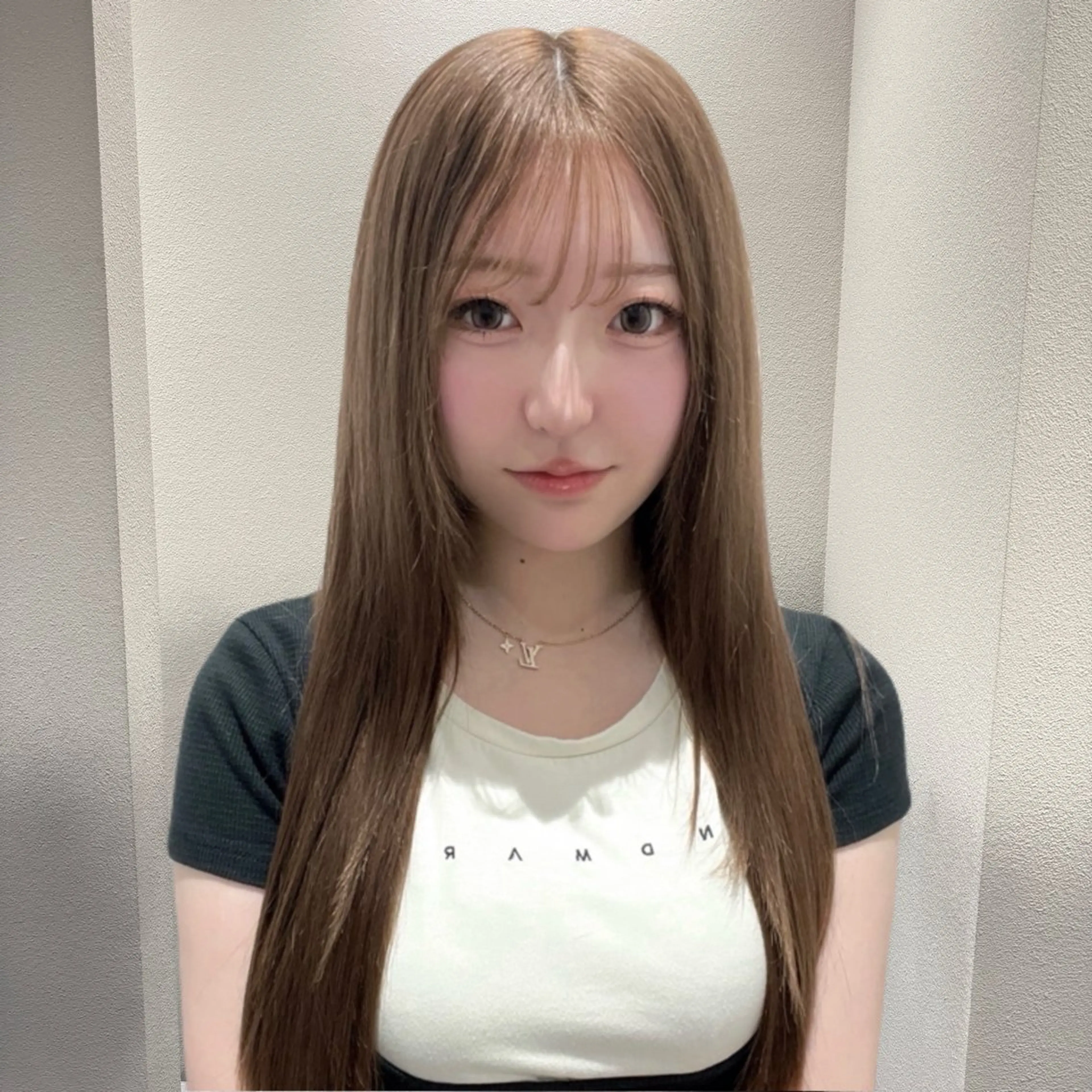 セミロング カラー ベージュカラー ブリーチ ケアブリーチ ハイトーンカラー ミルクティーベージュ ヘアカラー ✨ブリーチ支持No1 複雑履歴修正/舘岡のヘアスタイル