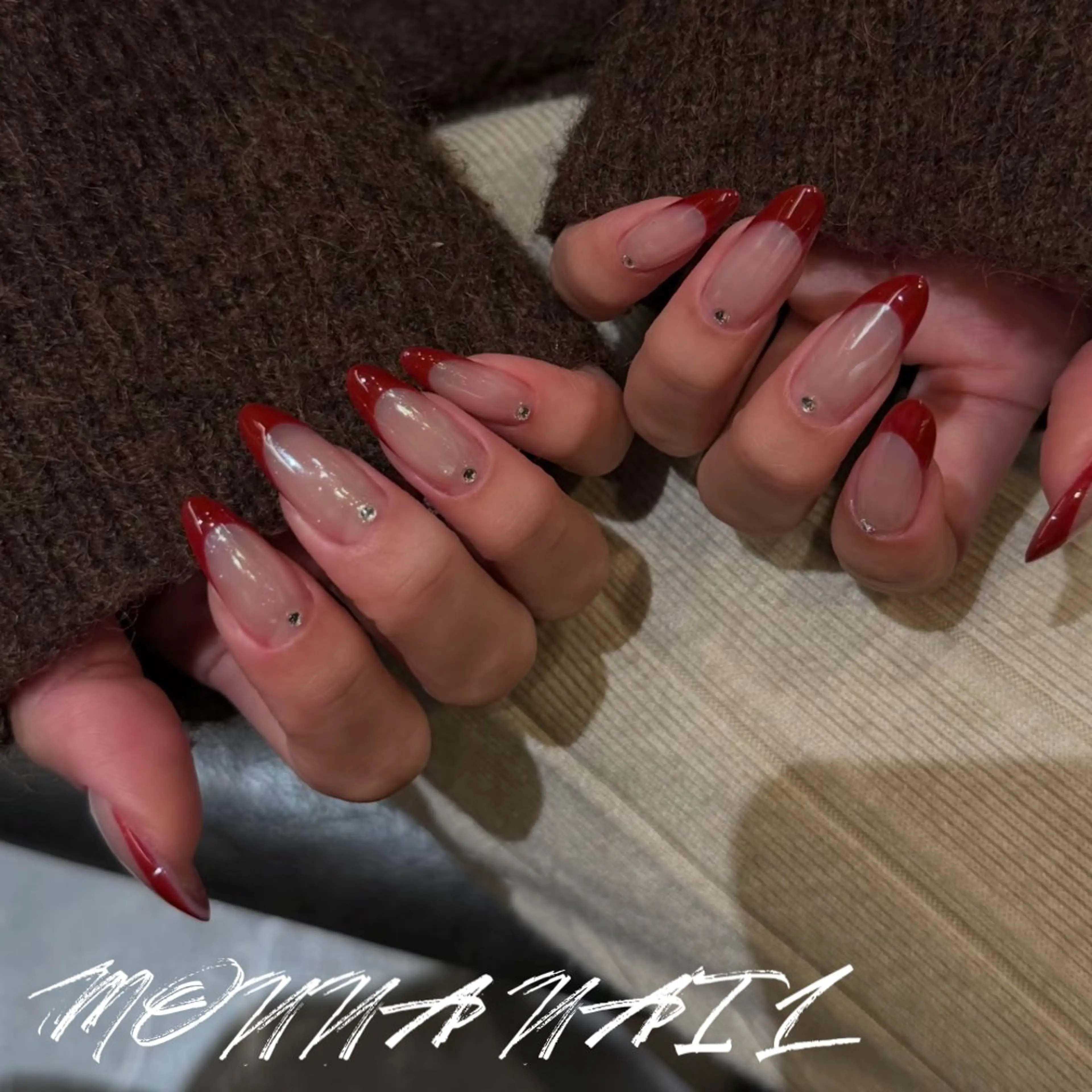 ネイル フレンチネイル ロングネイル 赤色 シンプルネイル ストーンネイル ハンドネイル モンナ CCのネイルデザイン