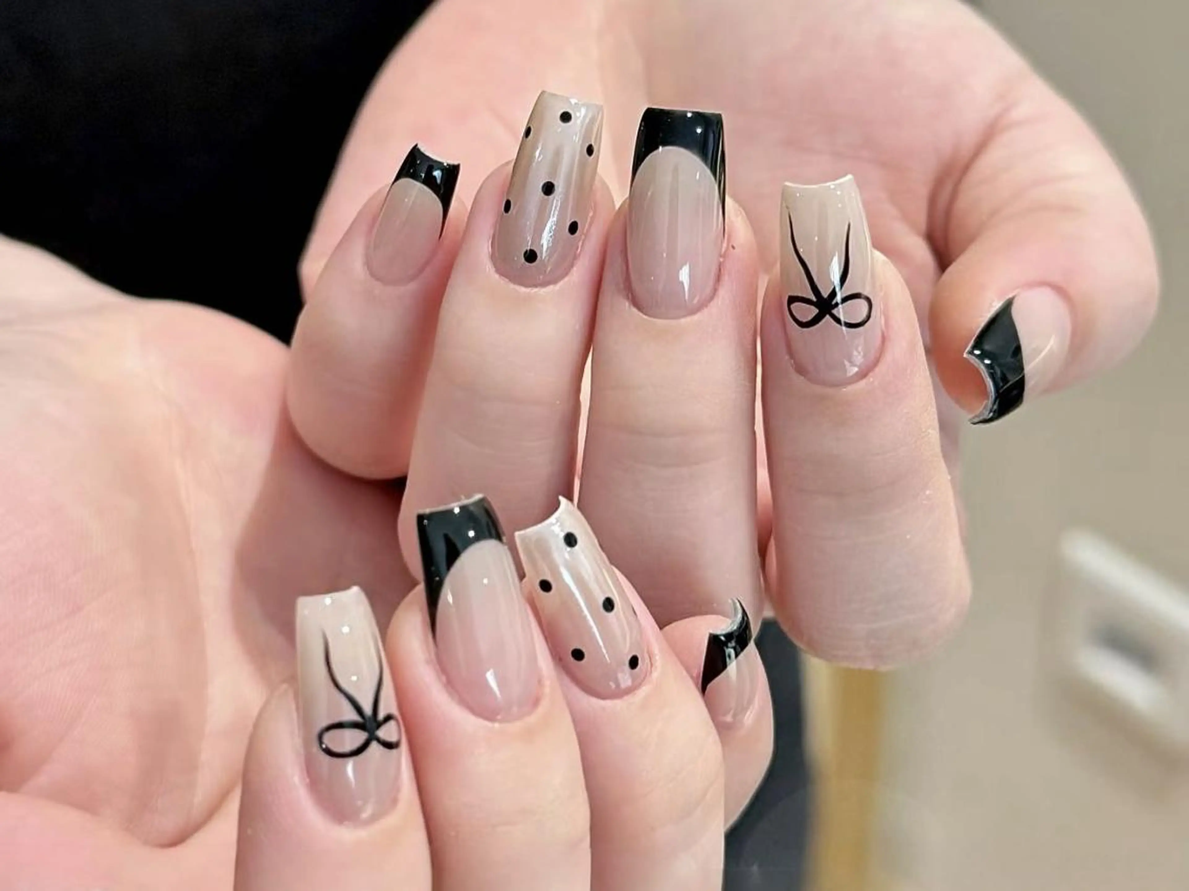 ネイル アートネイル オーロラネイル カジュアル ドット フレンチネイル ハンドネイル ハンドケア 💅 NikoNikoのネイルデザイン