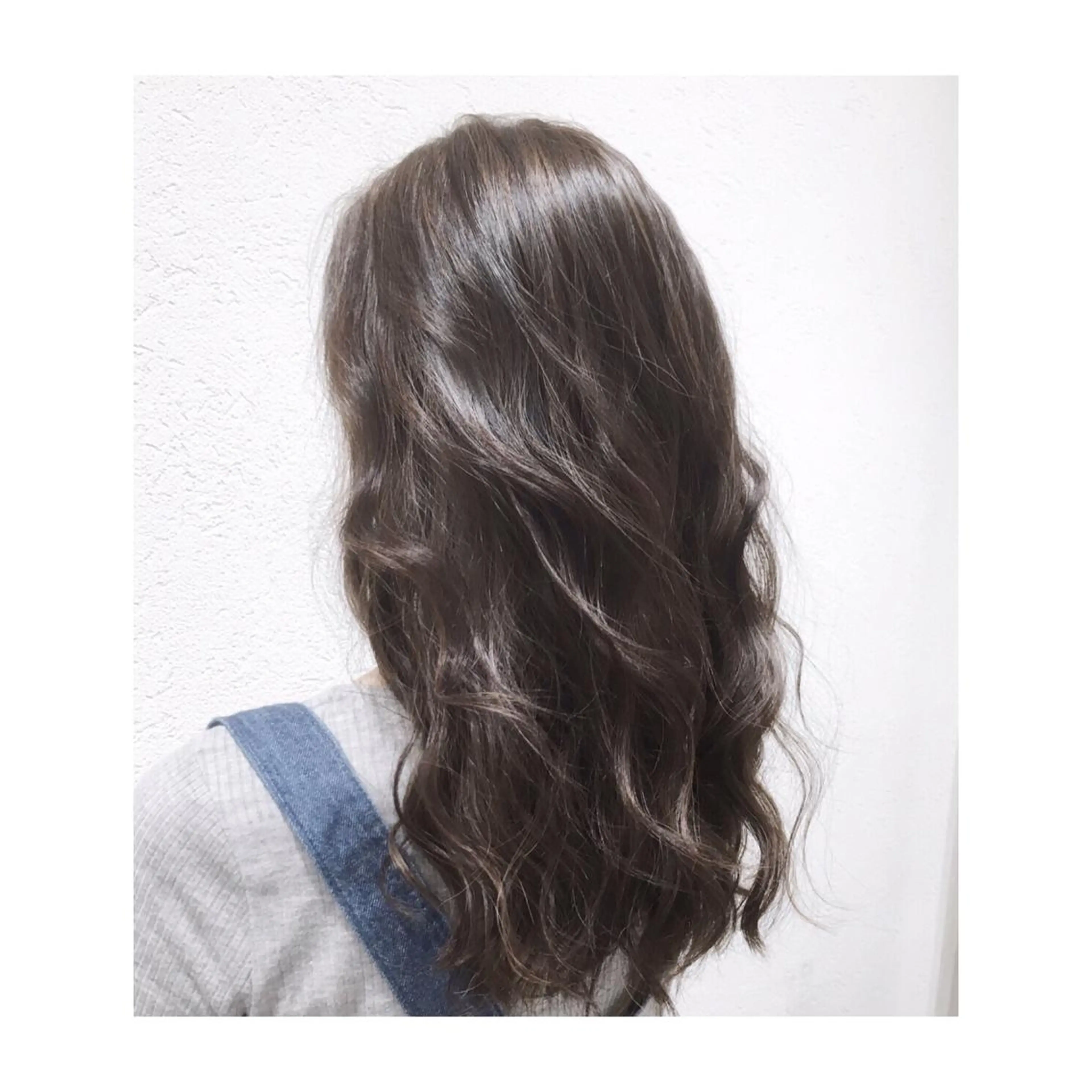 セミロング カラー ハイライトカラー イルミナカラー ハイライト biscohair 髪にドラマを。のヘアスタイル