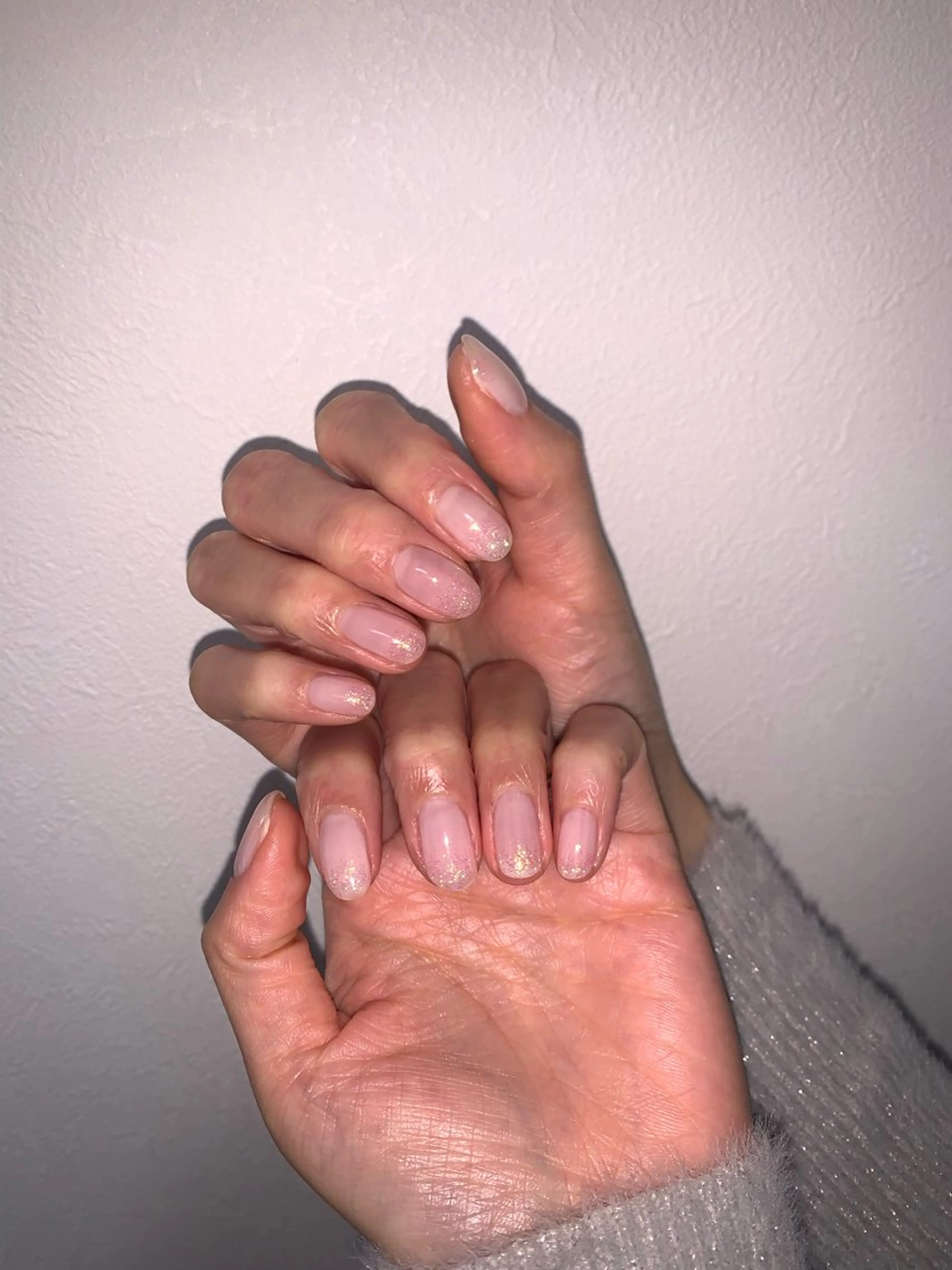 ネイル グラデーション ラメ(グリッター) オフィスネイル ホワイト irie nail salon所属・芳賀 暦美のネイルデザイン