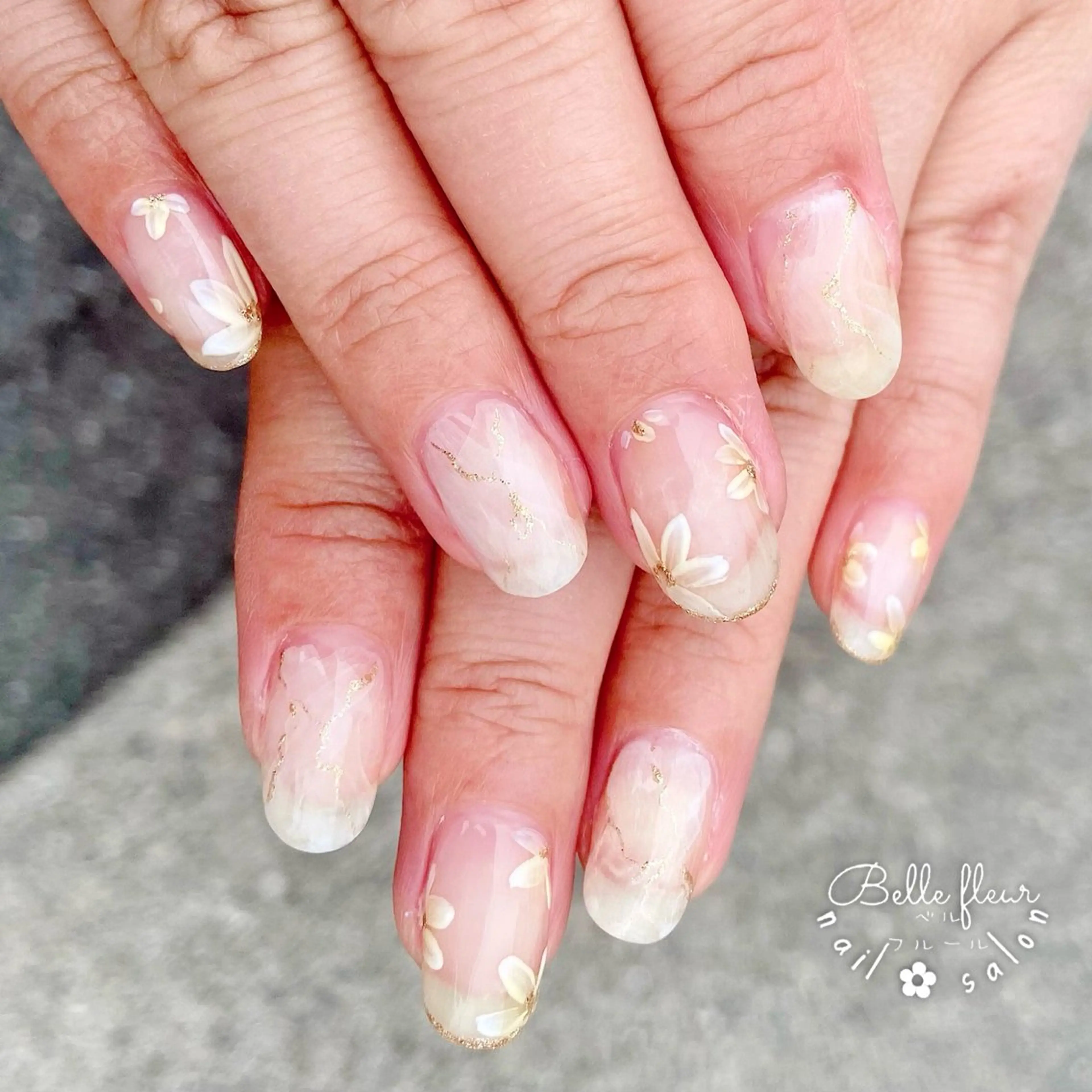 ネイル フラワーネイル ホワイト ハンドネイル ﾈｲﾙｻﾛﾝ Bellefleurのネイルデザイン