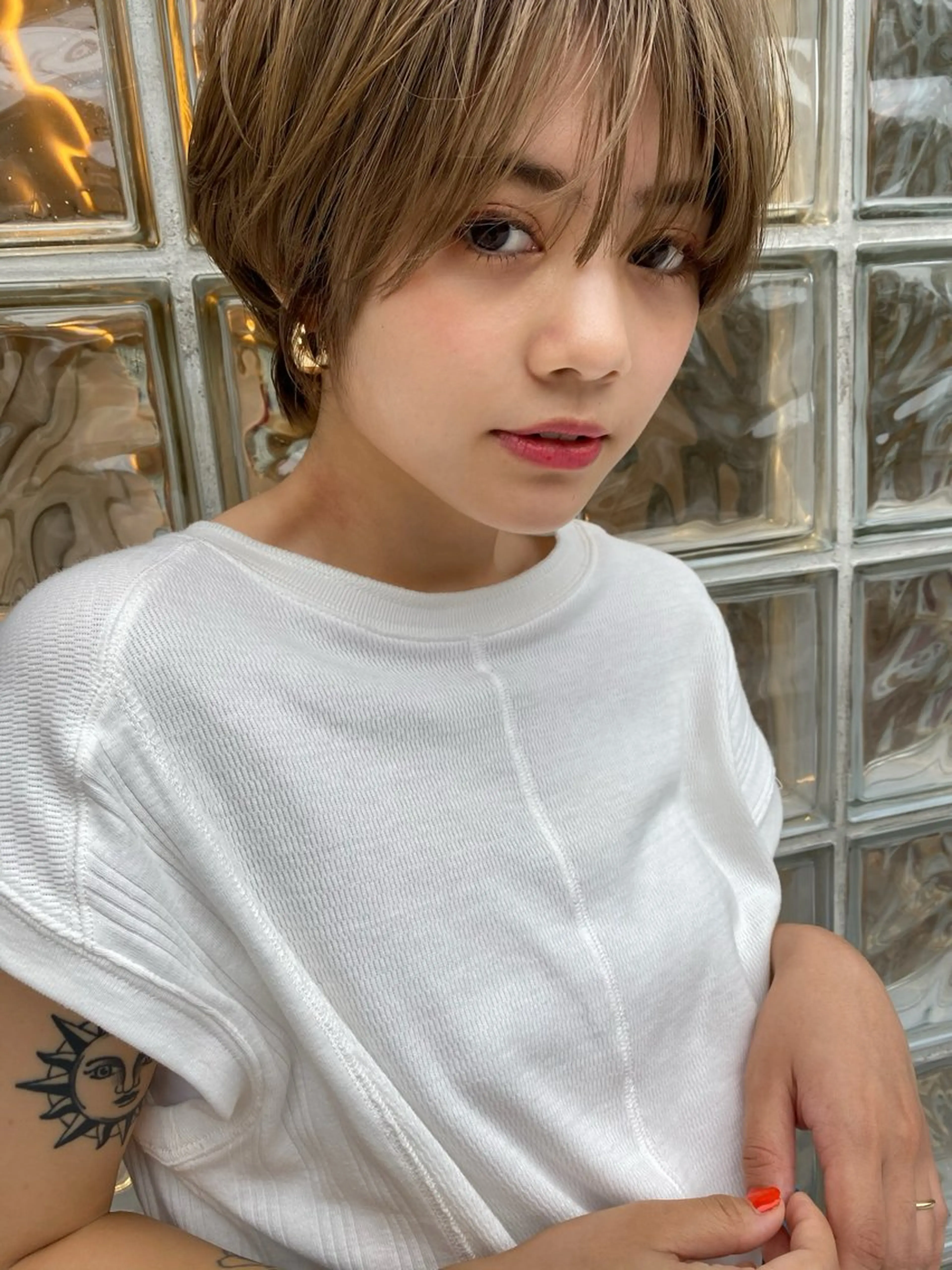 ショート ショートボブ ボブ 顔周りカット ハイライト 髪質改善 コテ巻き/パーマ/艶 透明感/荻原凜太郎のヘアスタイル