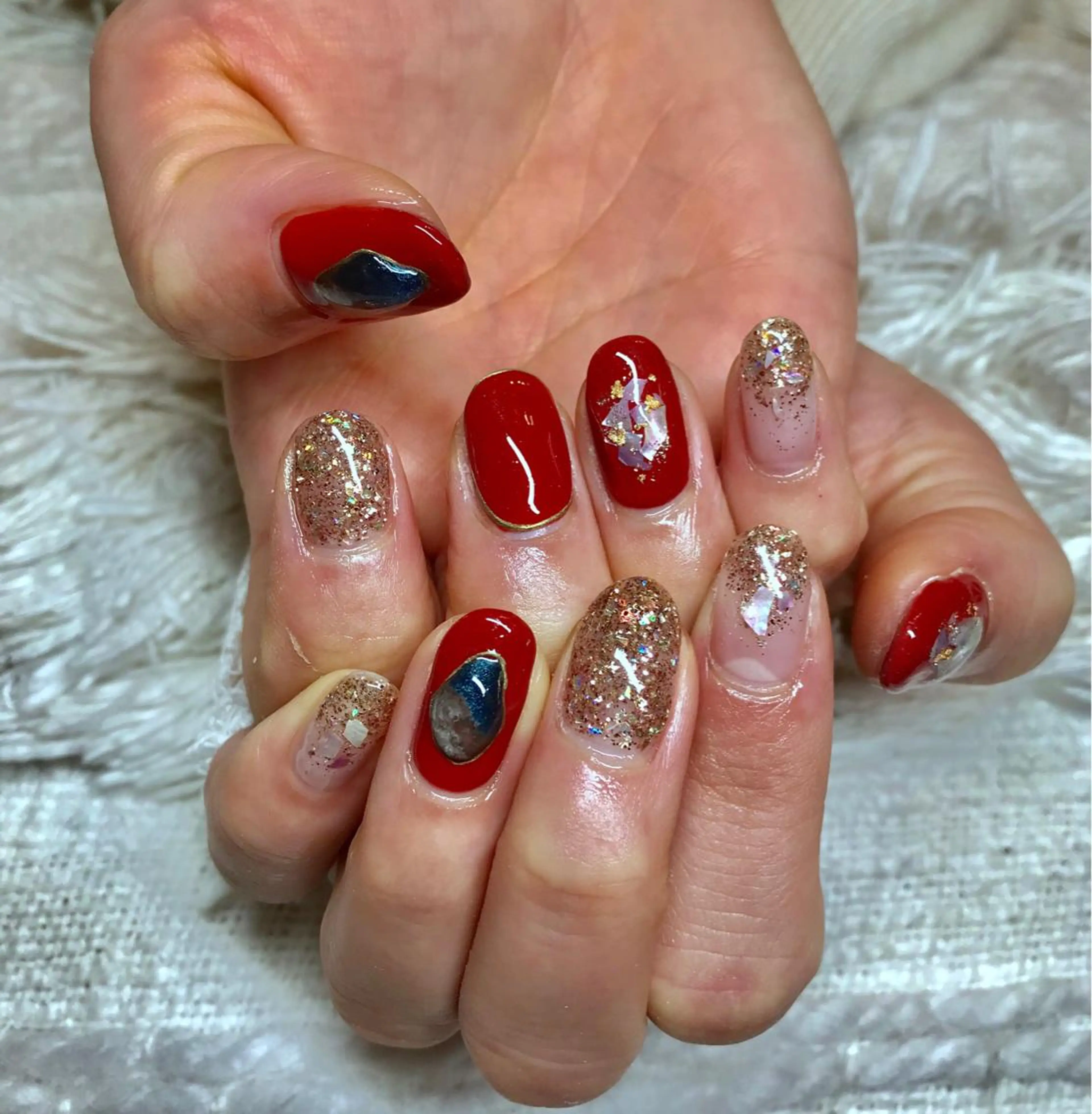 ミディアム パーマ ヘアアレンジ ネイル マツエク・マツパ ラメ(グリッター) 赤色 nail&eye Aoのマツエク・マツパデザイン