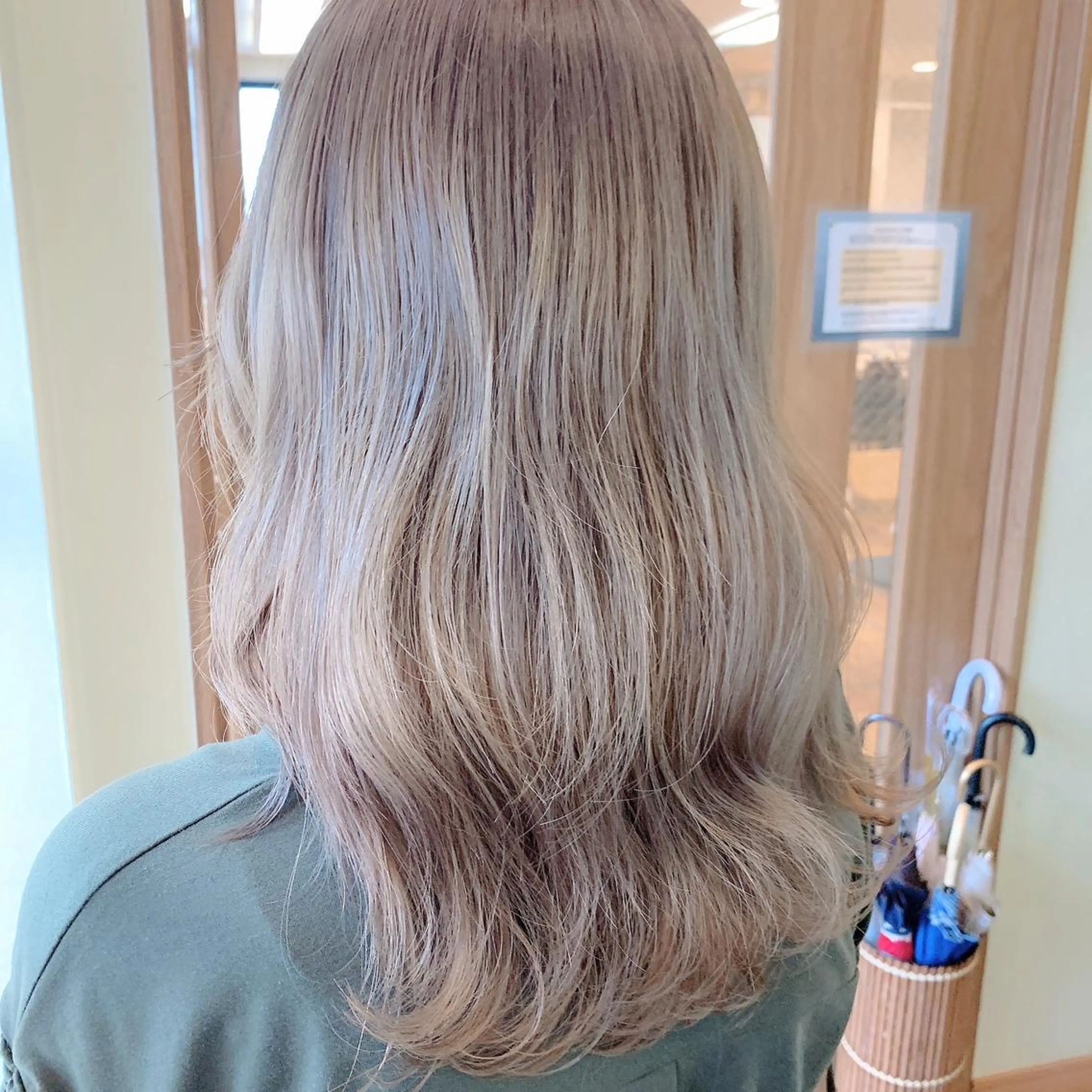 ロング カラー ベージュカラー ブリーチ シルバー シルバーベージュ NUMBER_ ユイナのヘアスタイル