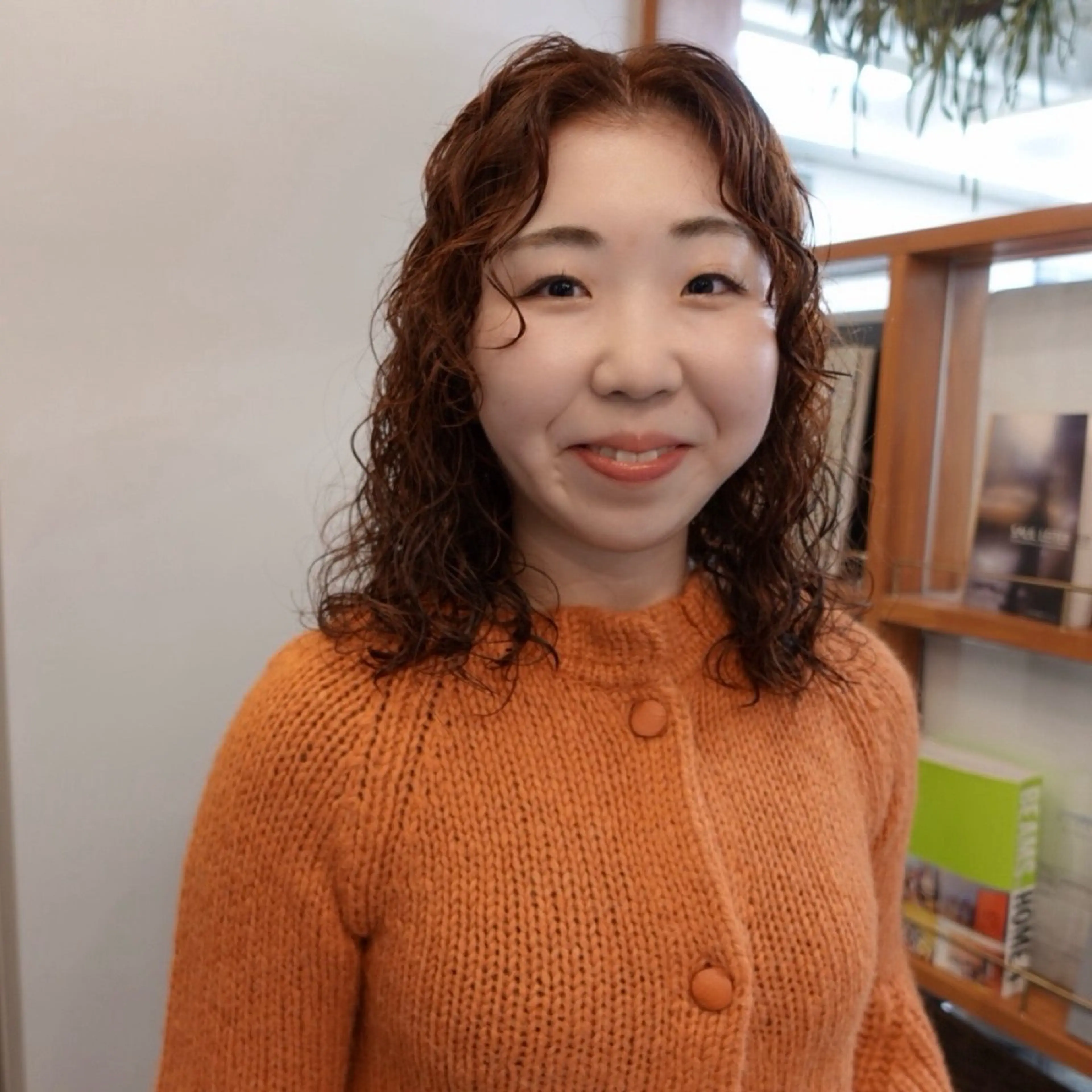 ミディアム カラー パーマ ヘアアレンジ ミディアムパーマ オレンジ ボブ カット ヘアカラー パーマ 🌐サトウ リョウ🌐のヘアスタイル