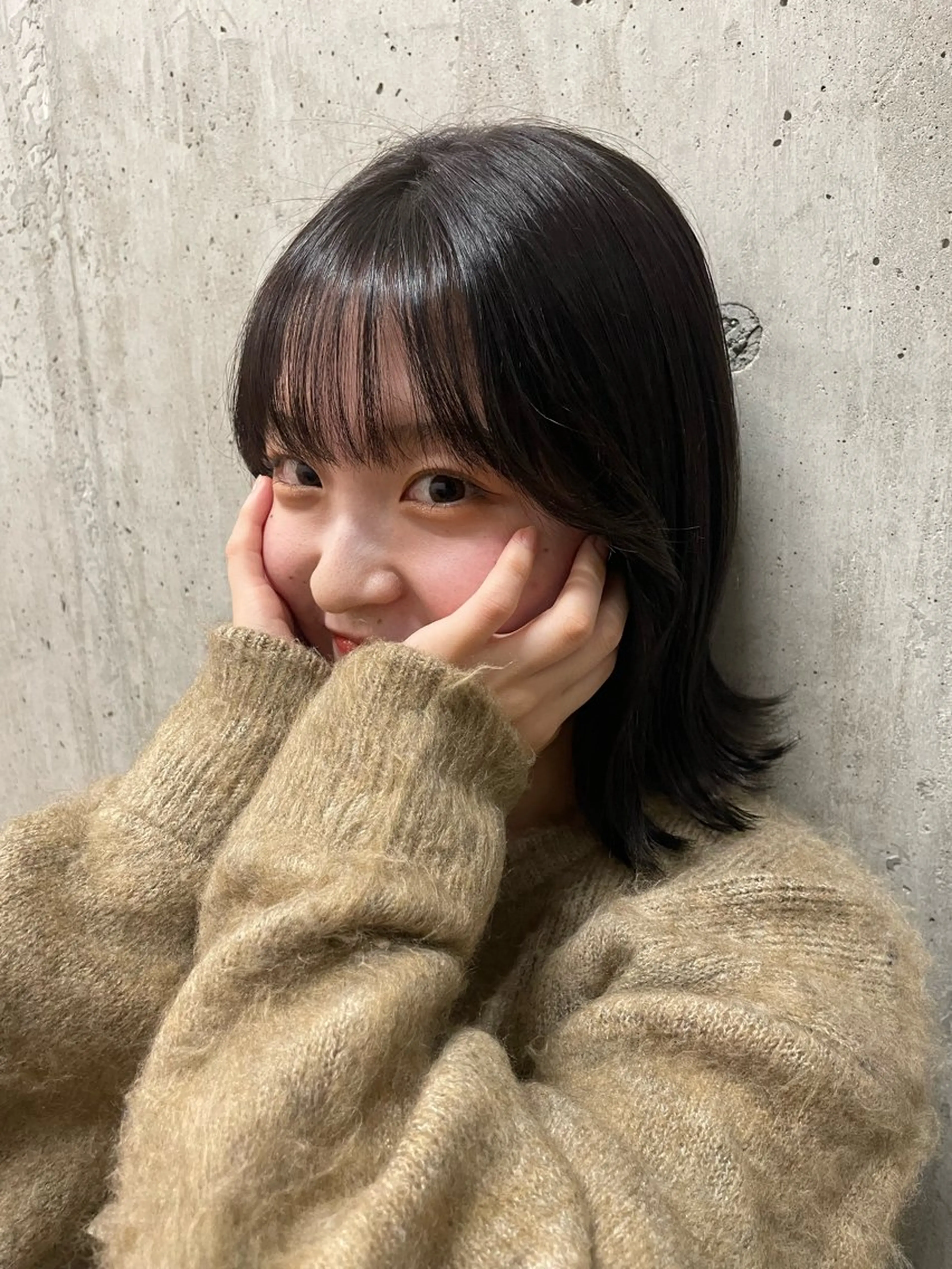 ミディアム カラー ヘアアレンジ グレージュ mina / 透明感ベージュカラーのヘアスタイル