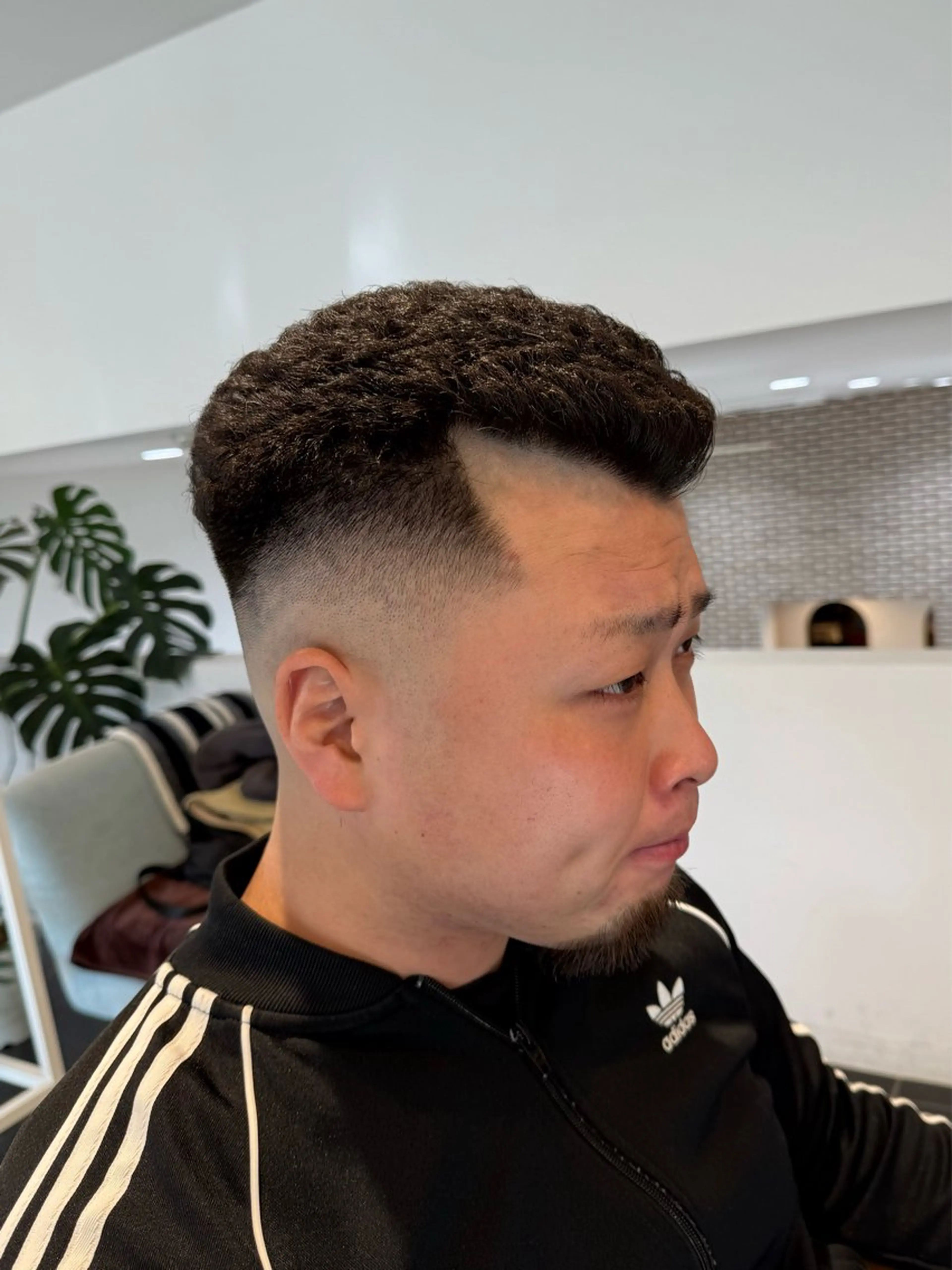 ショート メンズ メンズブリーチ センターパート フェードカット フェザーパーマ メンズハイライト カット peakshair所属・髪質改善/メンズパ ーマ𝒀𝑼𝑻𝑶のヘアスタイル