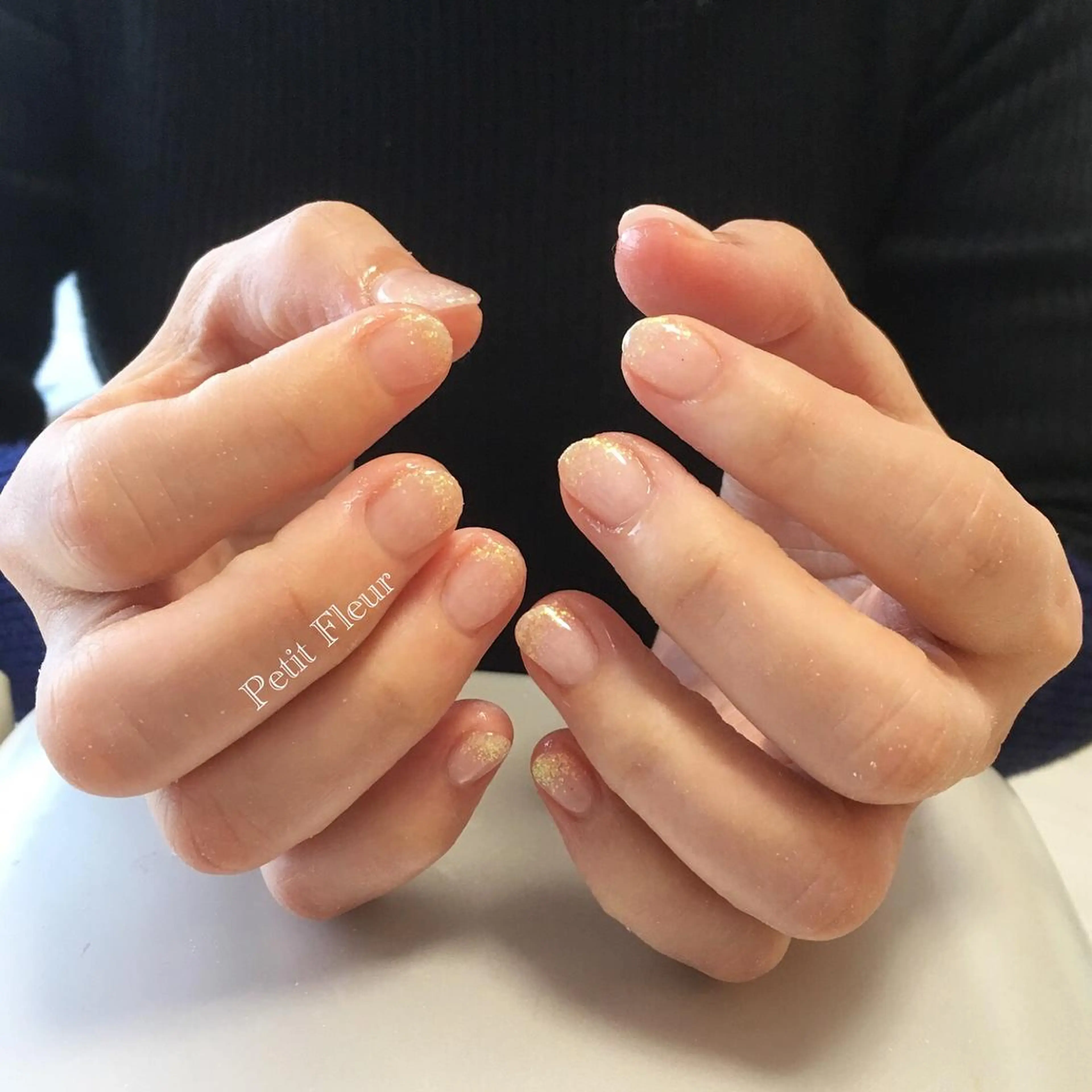 ネイル グラデーション キラキラネイル ラメ(グリッター) ラメグラデーション ホワイト ハンドネイル Petit Fleur所属・青柳 亜梨奈のマツエク・マツパデザイン