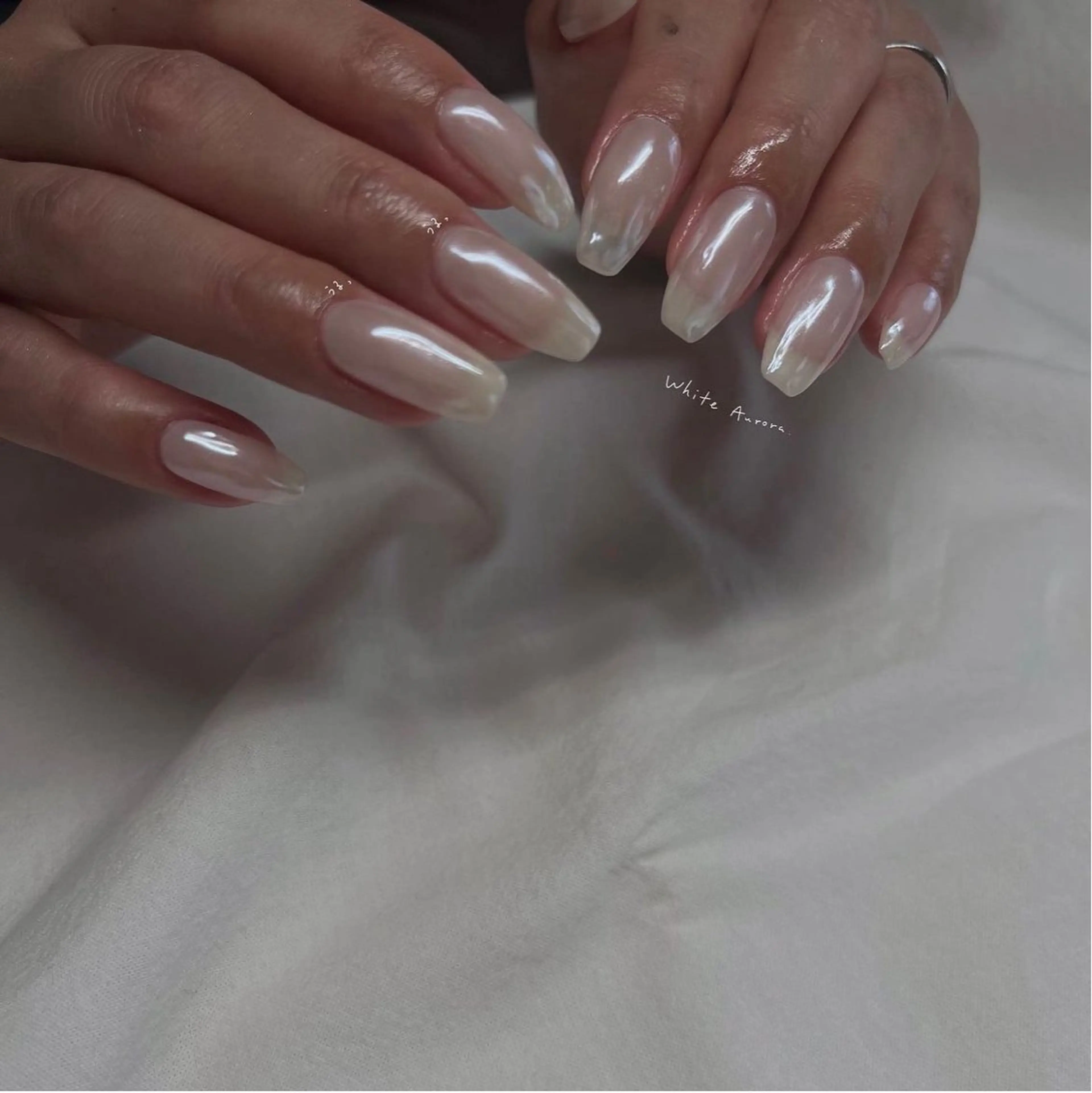 ネイル オーロラネイル 氷ネイル・うるうるネイル ニュアンスネイル シンプルネイル ホワイト ハンドネイル &. momoのネイルデザイン