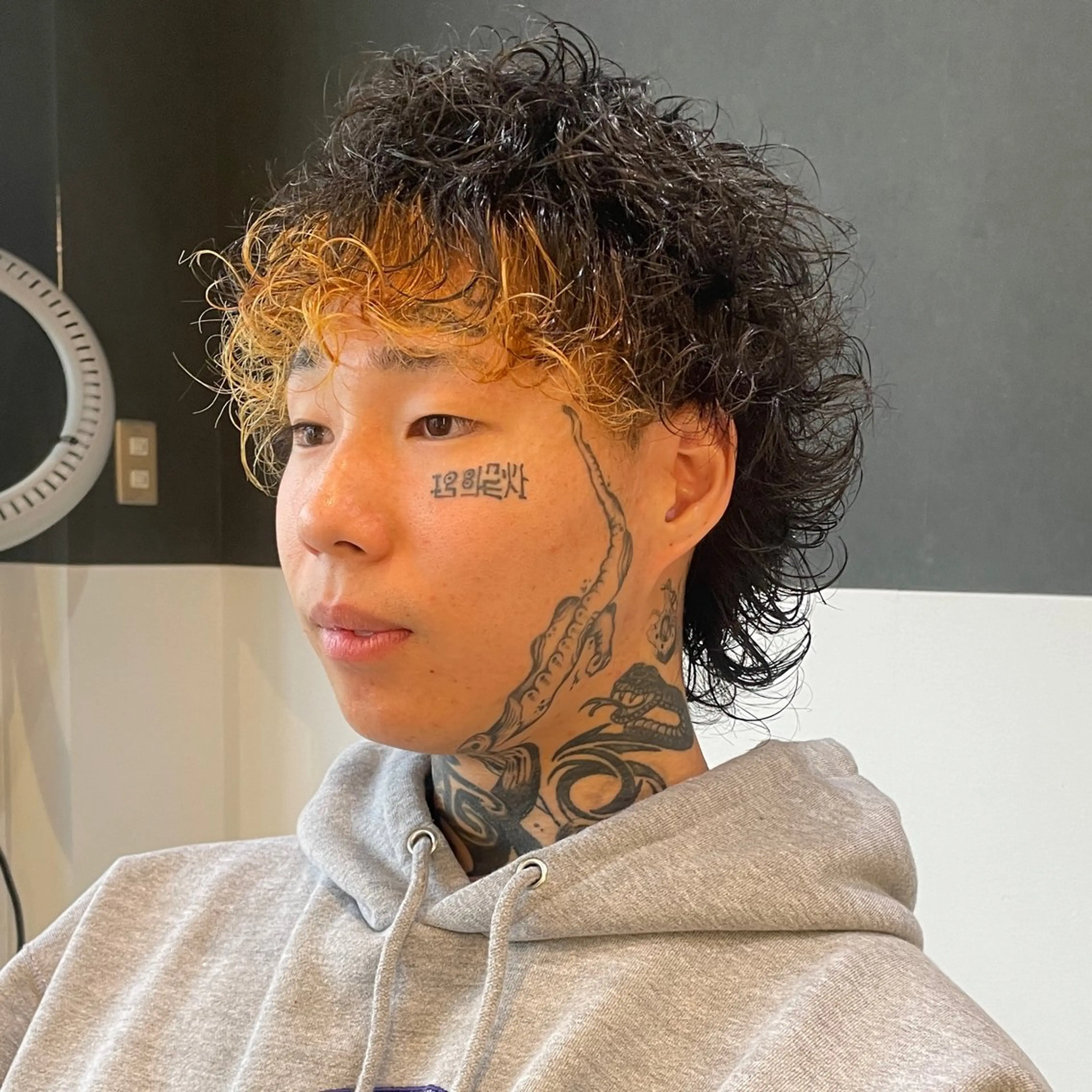 ミディアム パーマ メンズ ミディアムパーマ メンズパーマ 波巻きパーマ カット ヘアカラー パーマ メンズヘア特化 崎田 成人のヘアスタイル