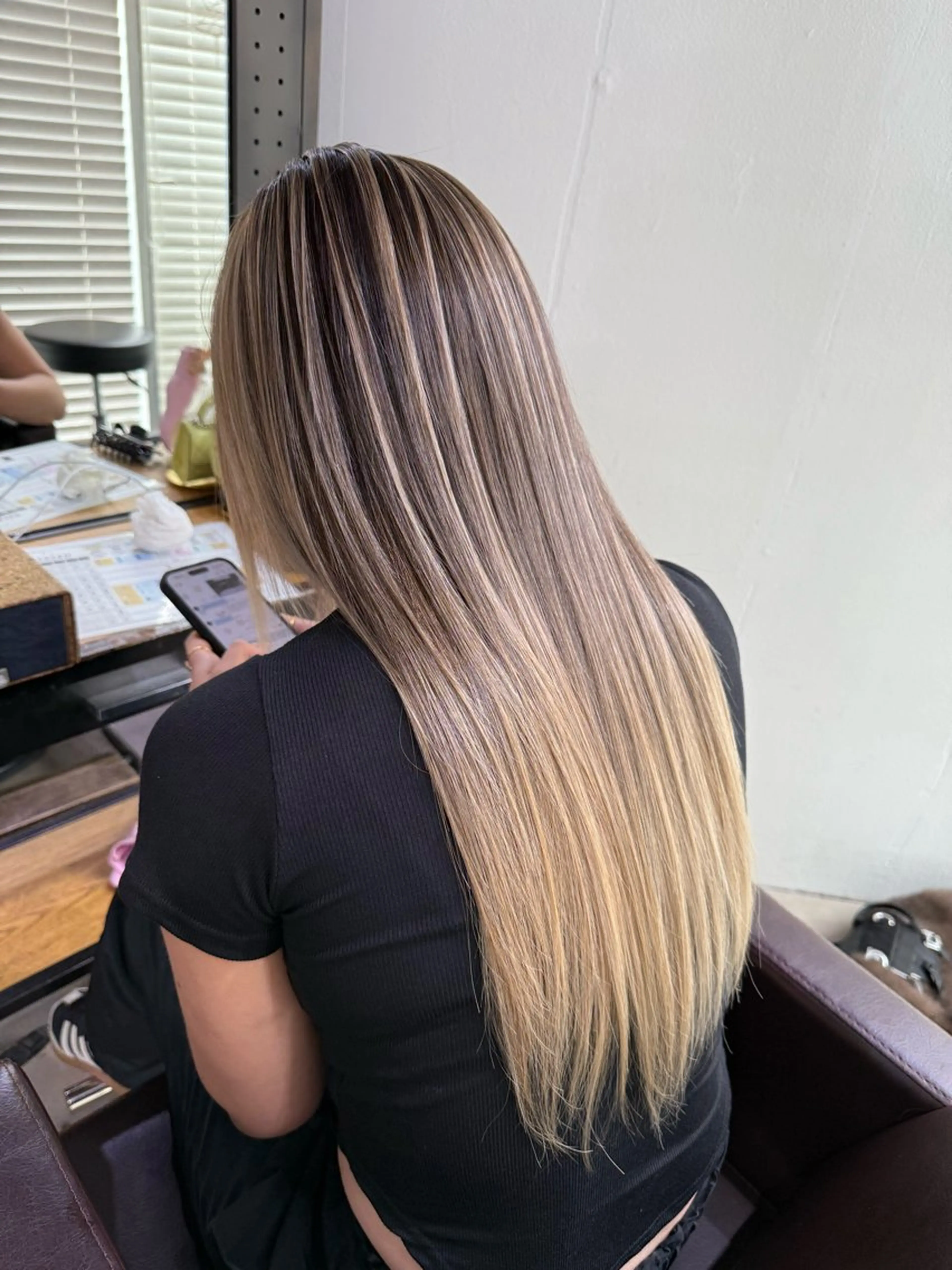 ✨1日2人限定✨繊細なスジ感からナチュラルに繋がるバレイヤージュカラー🧹根本が伸びても気になりにくい持ちがいい😊の写真