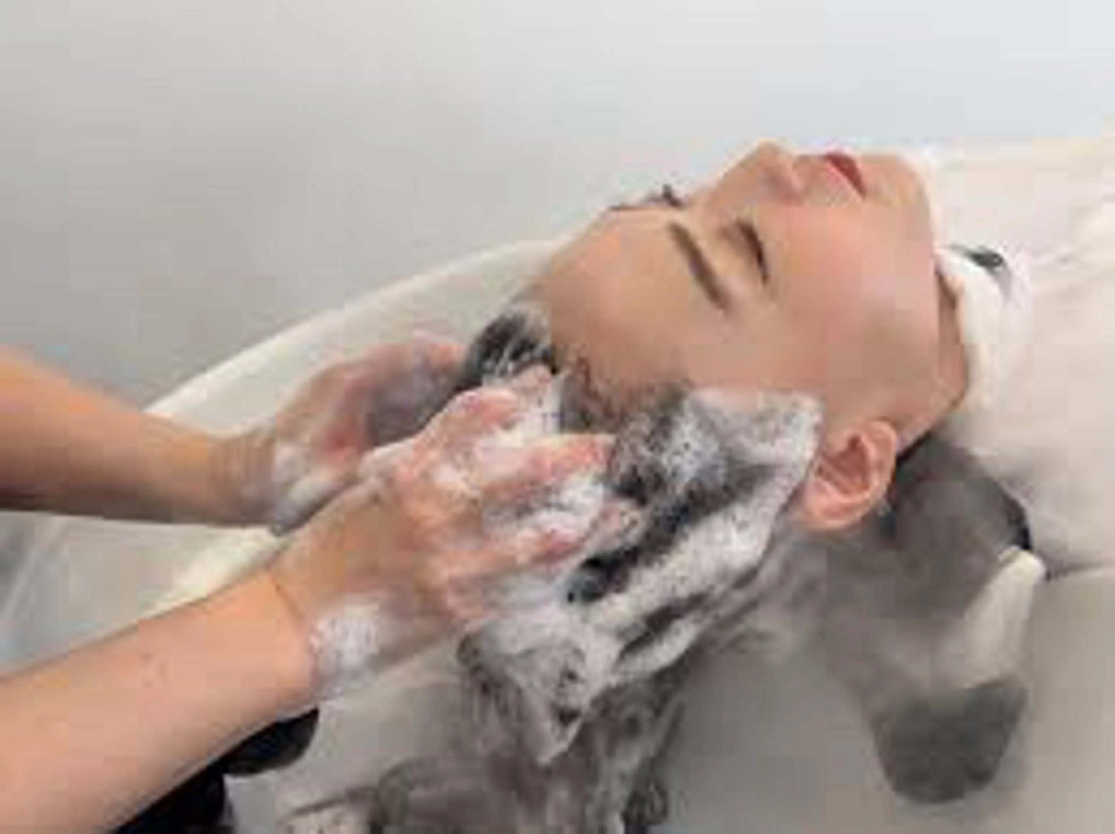 Qmee所属・Shun 透明感カラ ー/似合わせカットのヘアスタイル