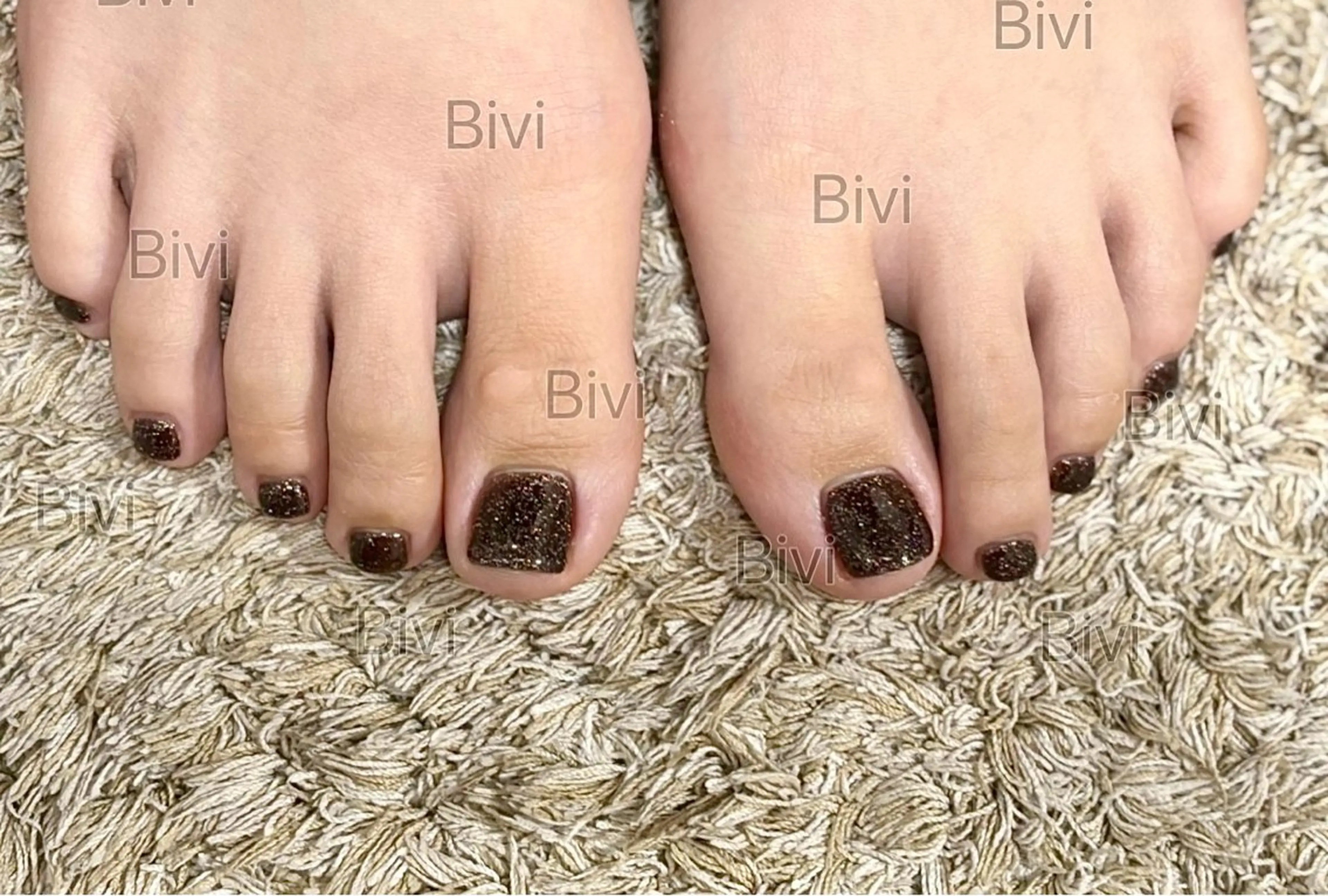 ネイル ブラウン ラメ(グリッター) ワンホンネイル 冬ネイル フットネイル ♡Bivi♡自爪に 優しいネイルサロンのネイルデザイン