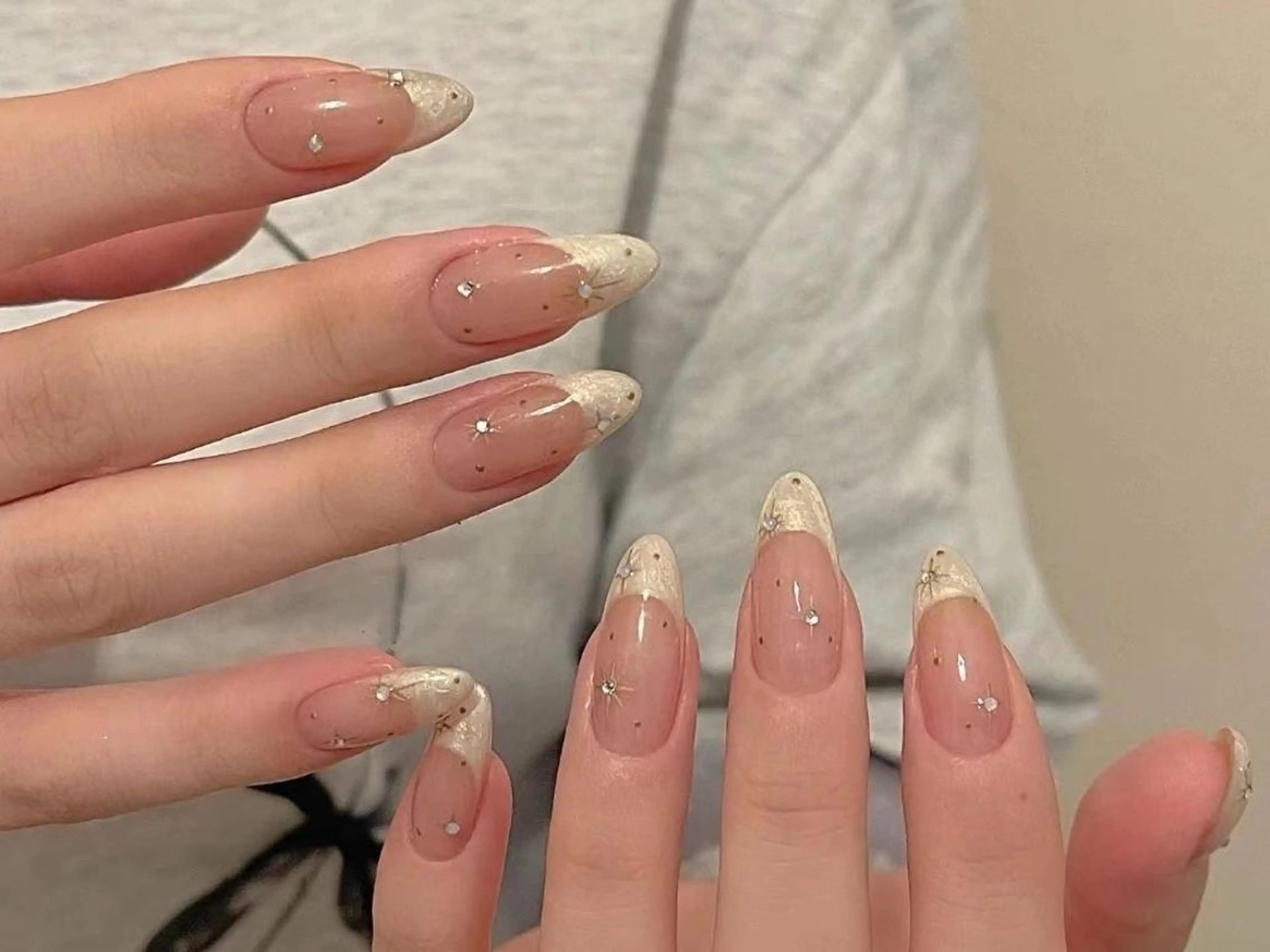 ネイル アートネイル オーロラネイル カジュアル ドット フレンチネイル ハンドネイル Queening 🦋のネイルデザイン