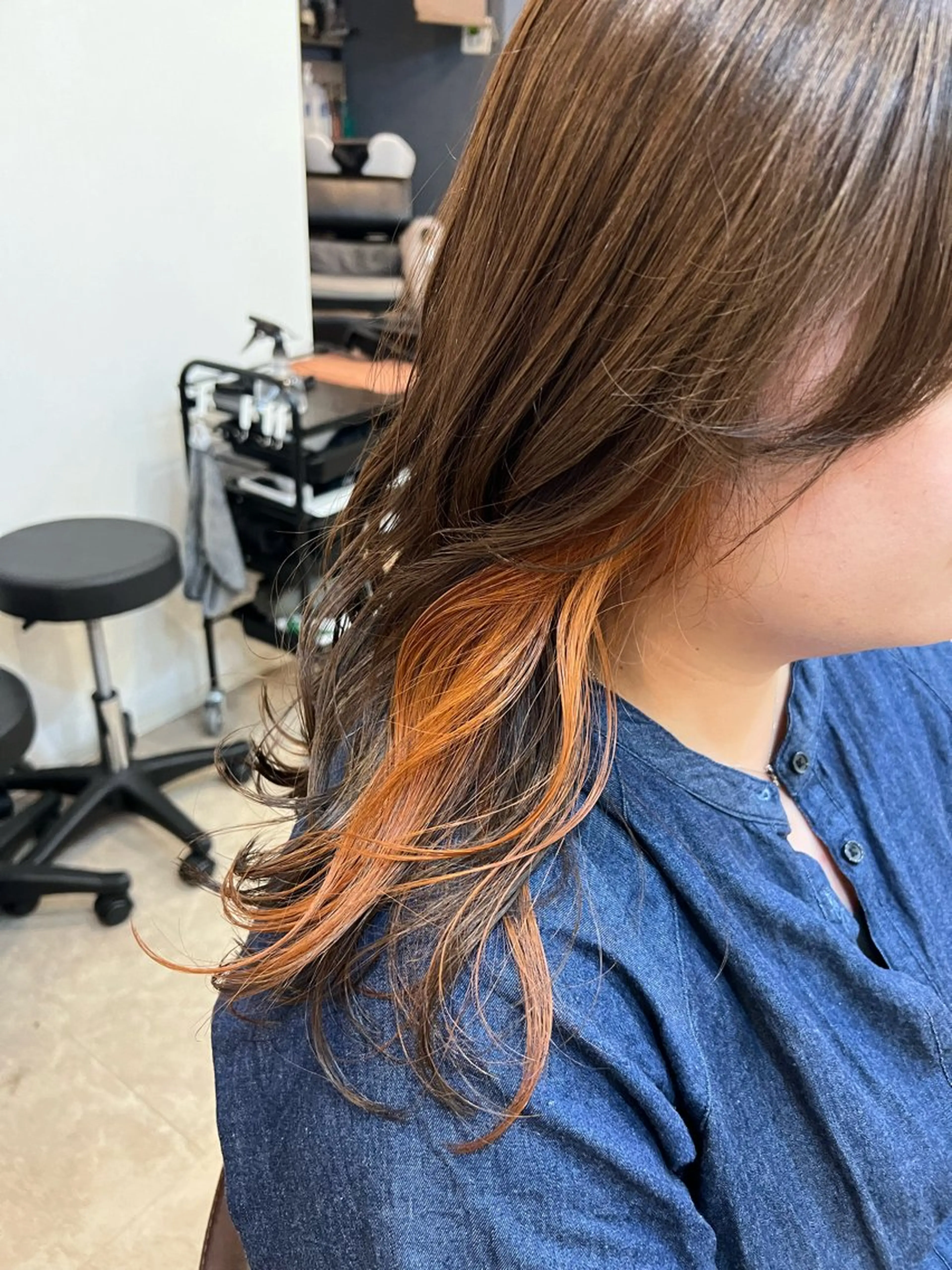 ロング カラー イヤリングカラー オレンジ カット ヘアカラー トリートメント ブリーチなしカラー 🌿‬脇黒丸 彩のヘアスタイル