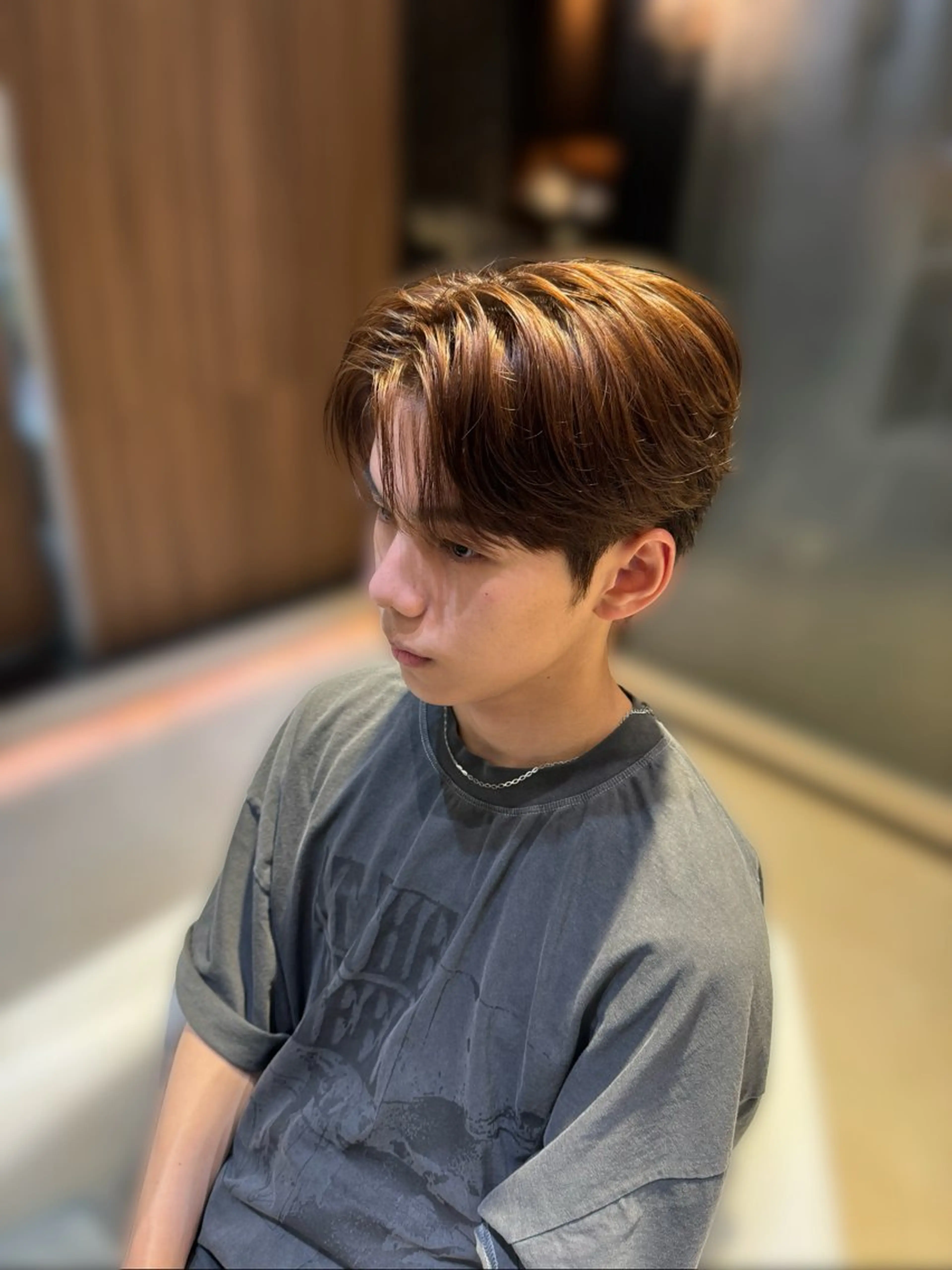 ショート カラー パーマ メンズ センターパート コンマヘア ダウンパーマ カルマパーマ メンズ韓国風 YUKI🇰🇷 カルマ／ダウンパーマのヘアスタイル