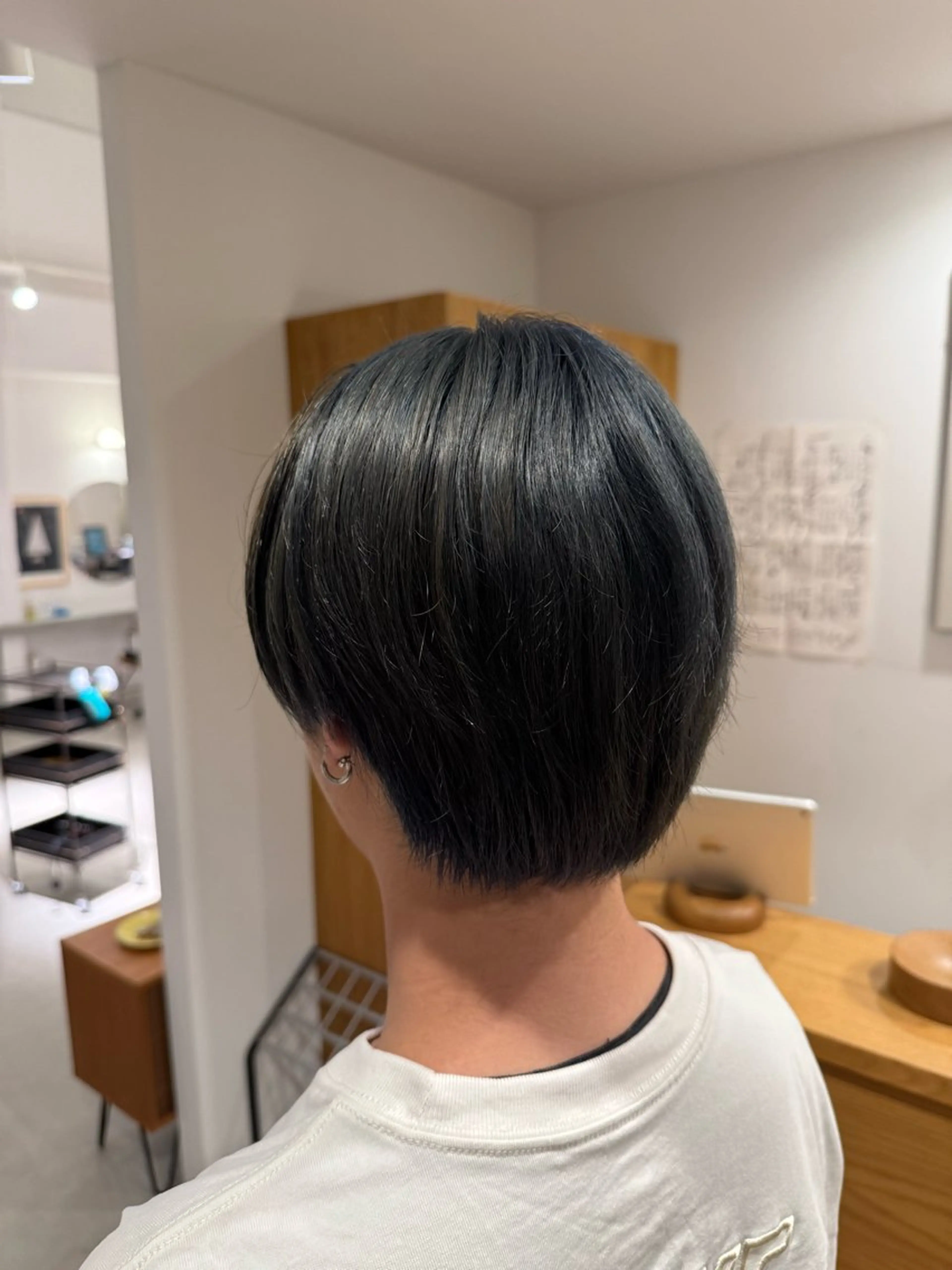 ショート カラー 黒髪 ブリーチ ブルーカラー ブルーブラック ヘアカラー BELLEEQUIPE所属・山口 ゆいのヘアスタイル