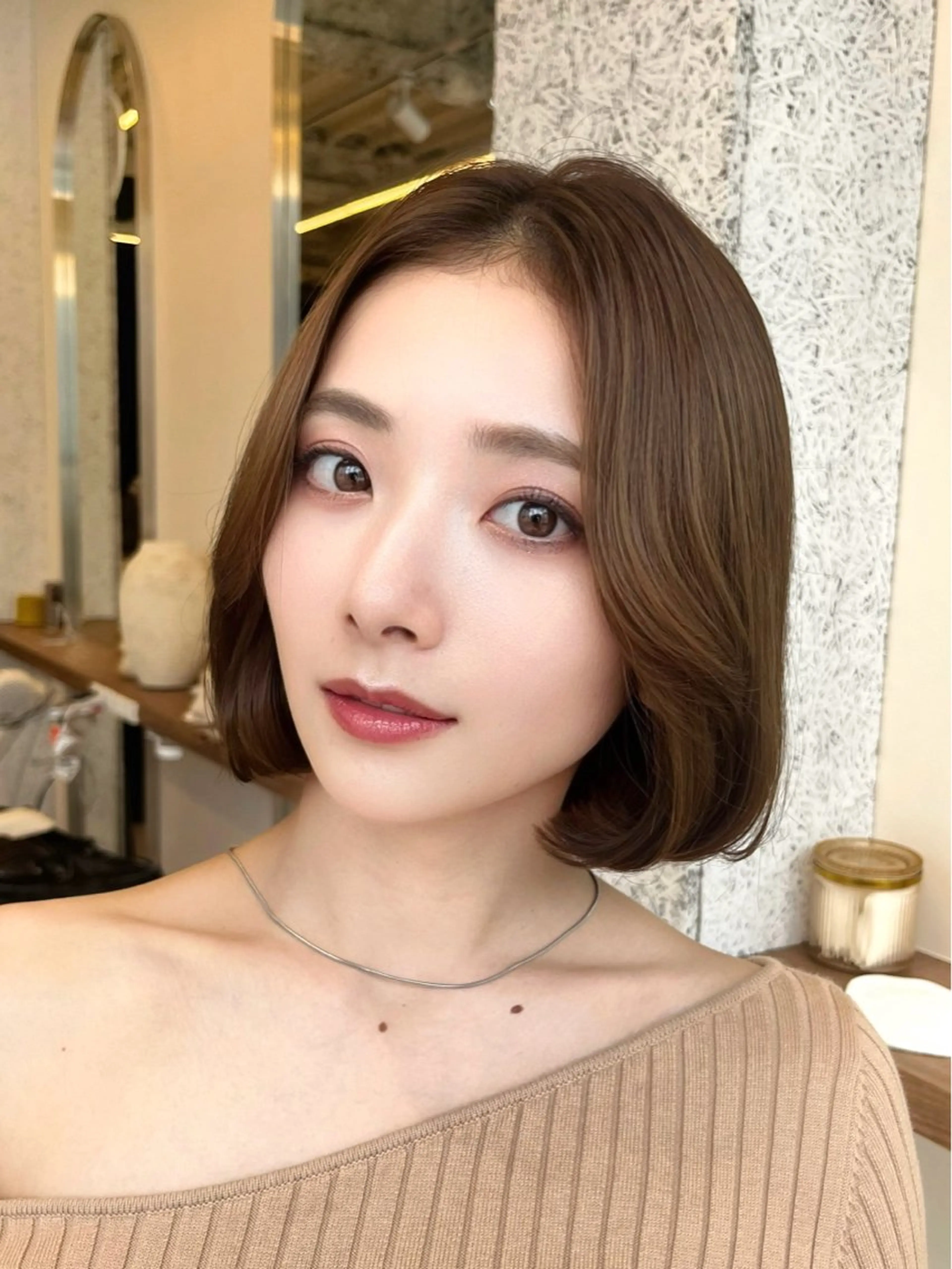 ミディアム 切りっぱなしボブ ショートボブ ボブレイヤー ミディアムパーマ ボブ カット ヘアカラー ボブ顔周り 韓国遠藤小雪のヘアスタイル