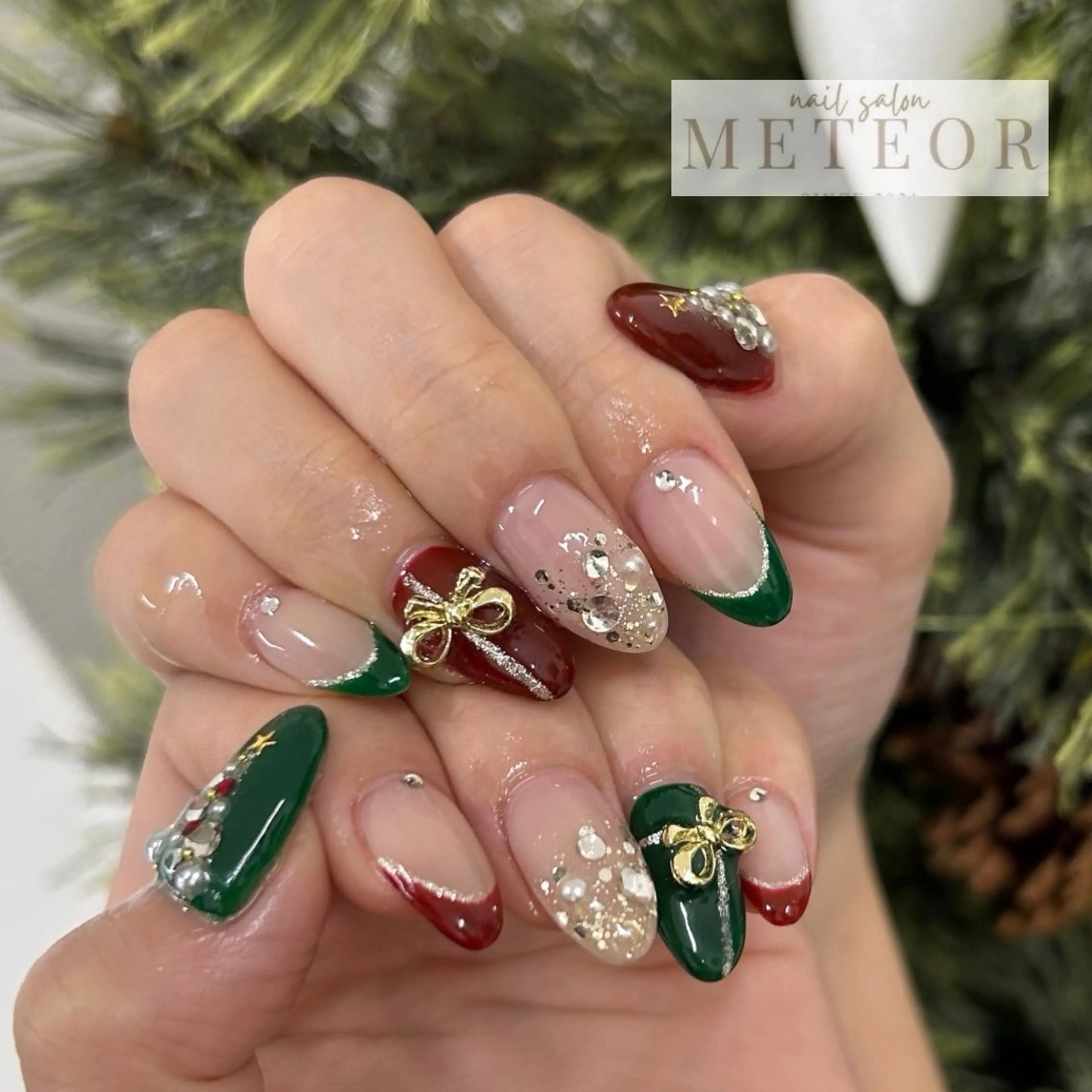 ネイル ボルドー フレンチネイル キラキラネイル 冬ネイル クリスマス ハンドネイル nailsalon meteor所属・METEOR💫 staffのネイルデザイン