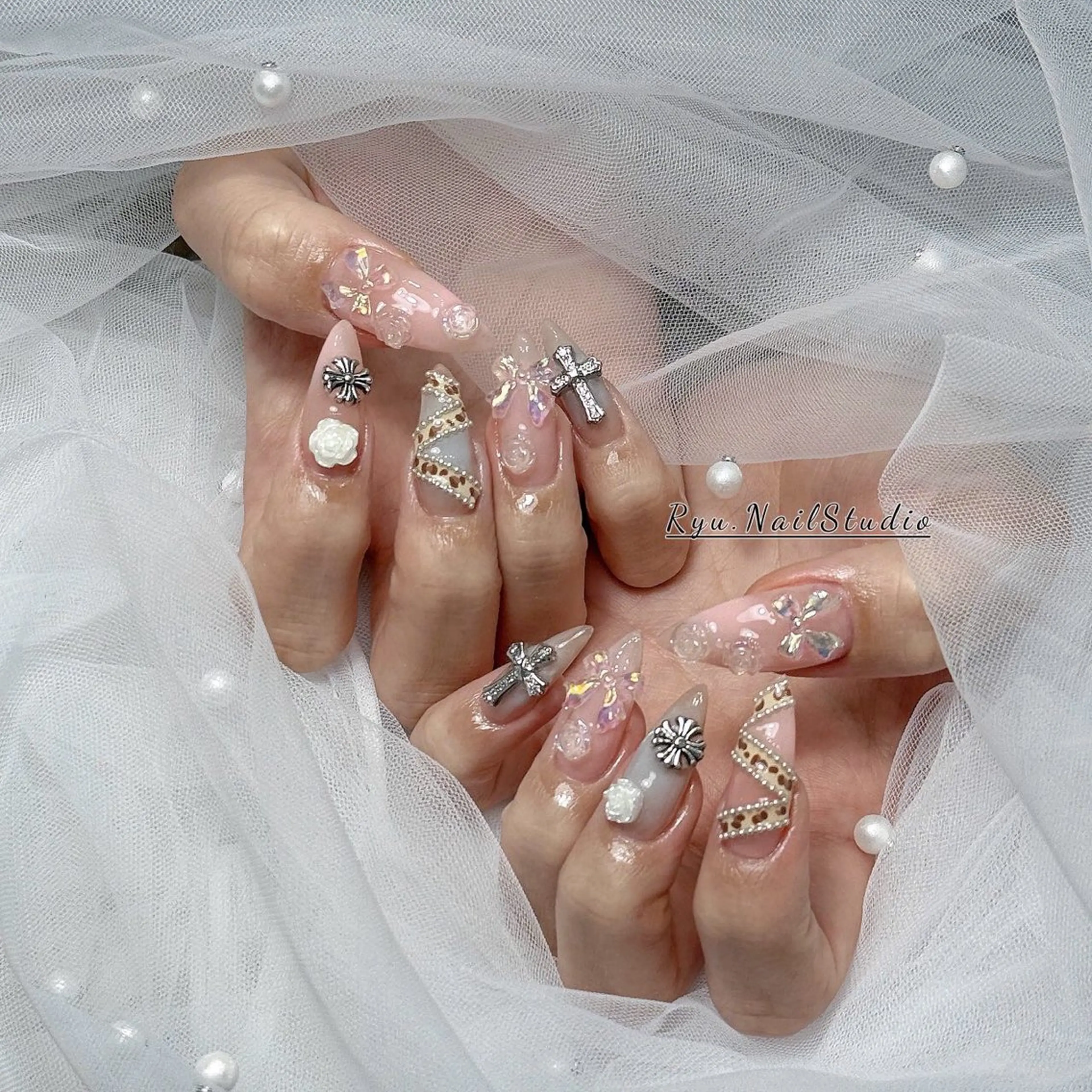 ネイル アートネイル ジェルネイル グラデーション マグネットネイル ニュアンスネイル ハンドネイル Ryu Nail Studio所属・Ryu Nail 新大久保のネイルデザイン