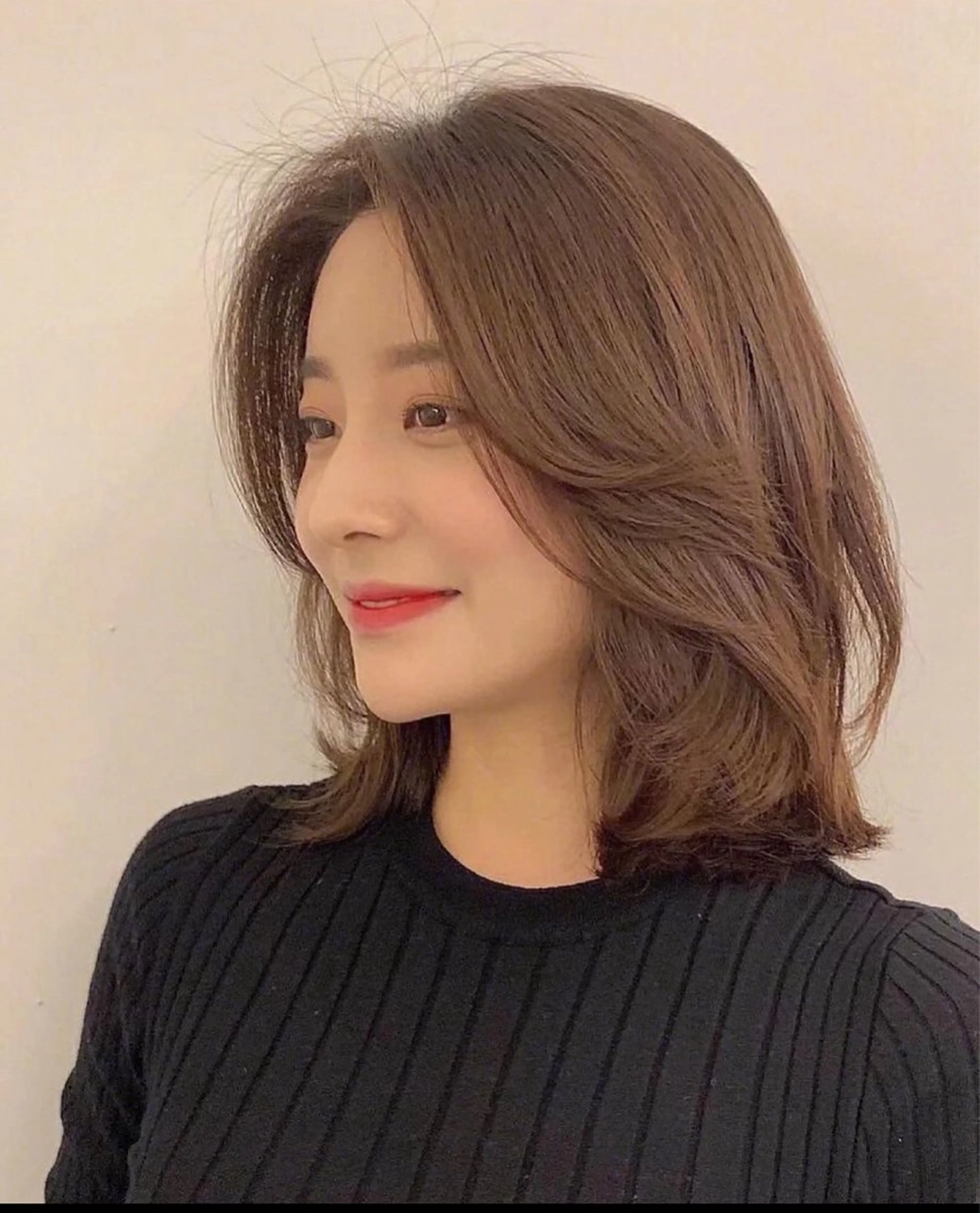 ミディアム アッシュ くびれヘア 顔まわりレイヤー ハイレイヤー 髪質改善 カット ヘアカラー トリートメント 梅田縮毛矯正◻︎髪質 改善◻︎細見　了眞のヘアスタイル