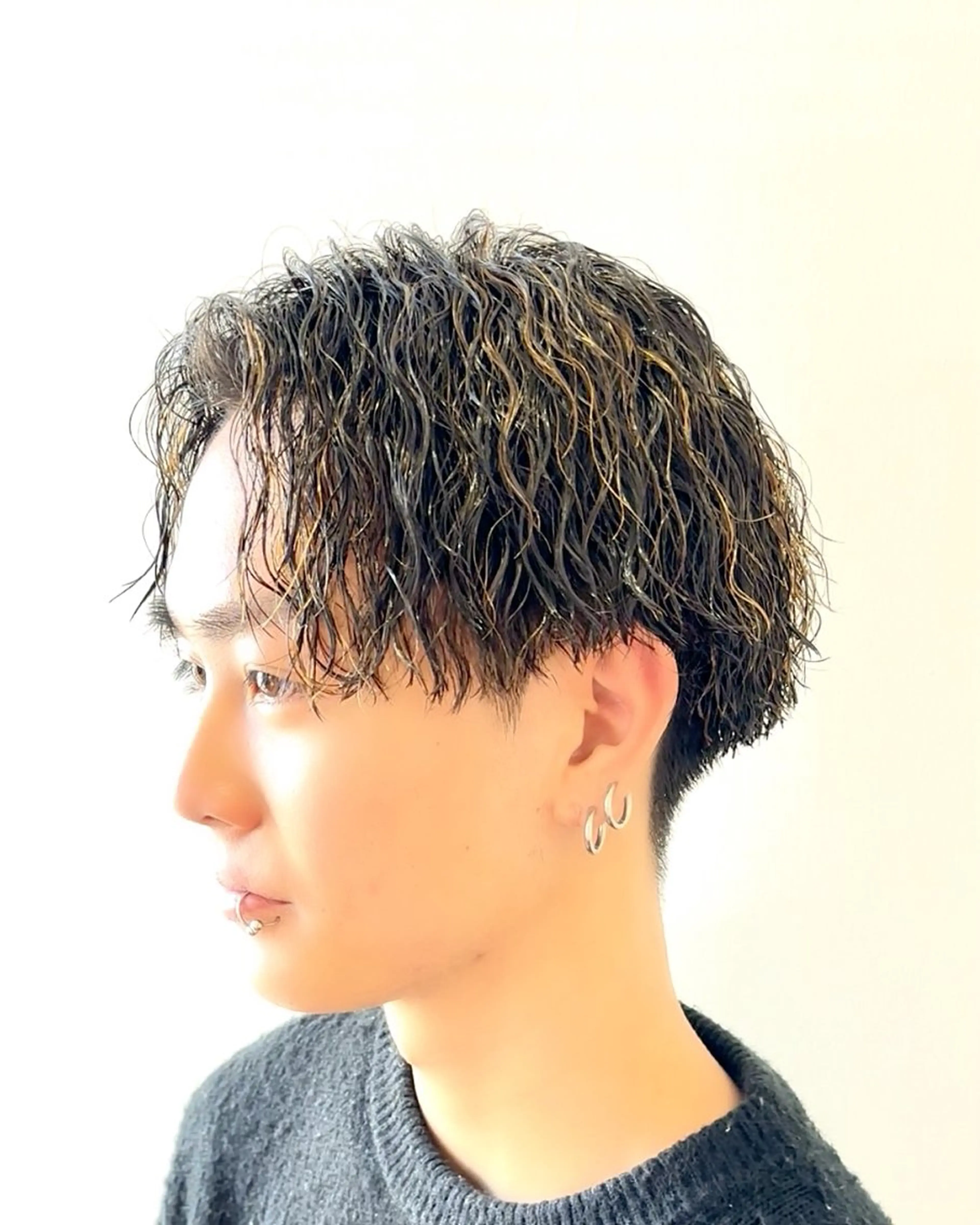 パーマ メンズ センターパート メンズハイライト メンズパーマ カット パーマ 川地 由麿のヘアスタイル