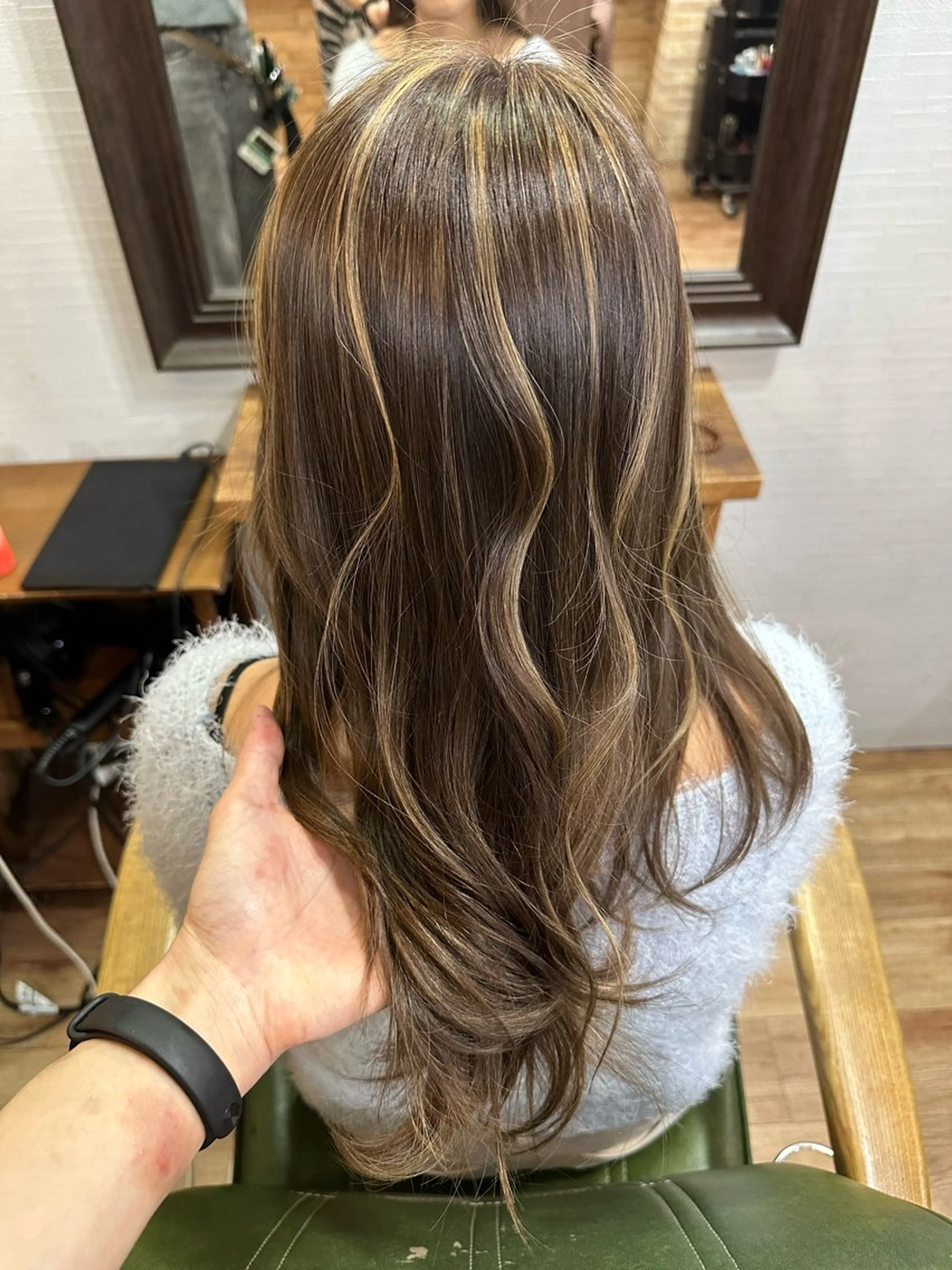 カラー ハイライトカラー ハイトーンカラー シルバー プランツヘアー博多所属・松森 風馬のヘアスタイル