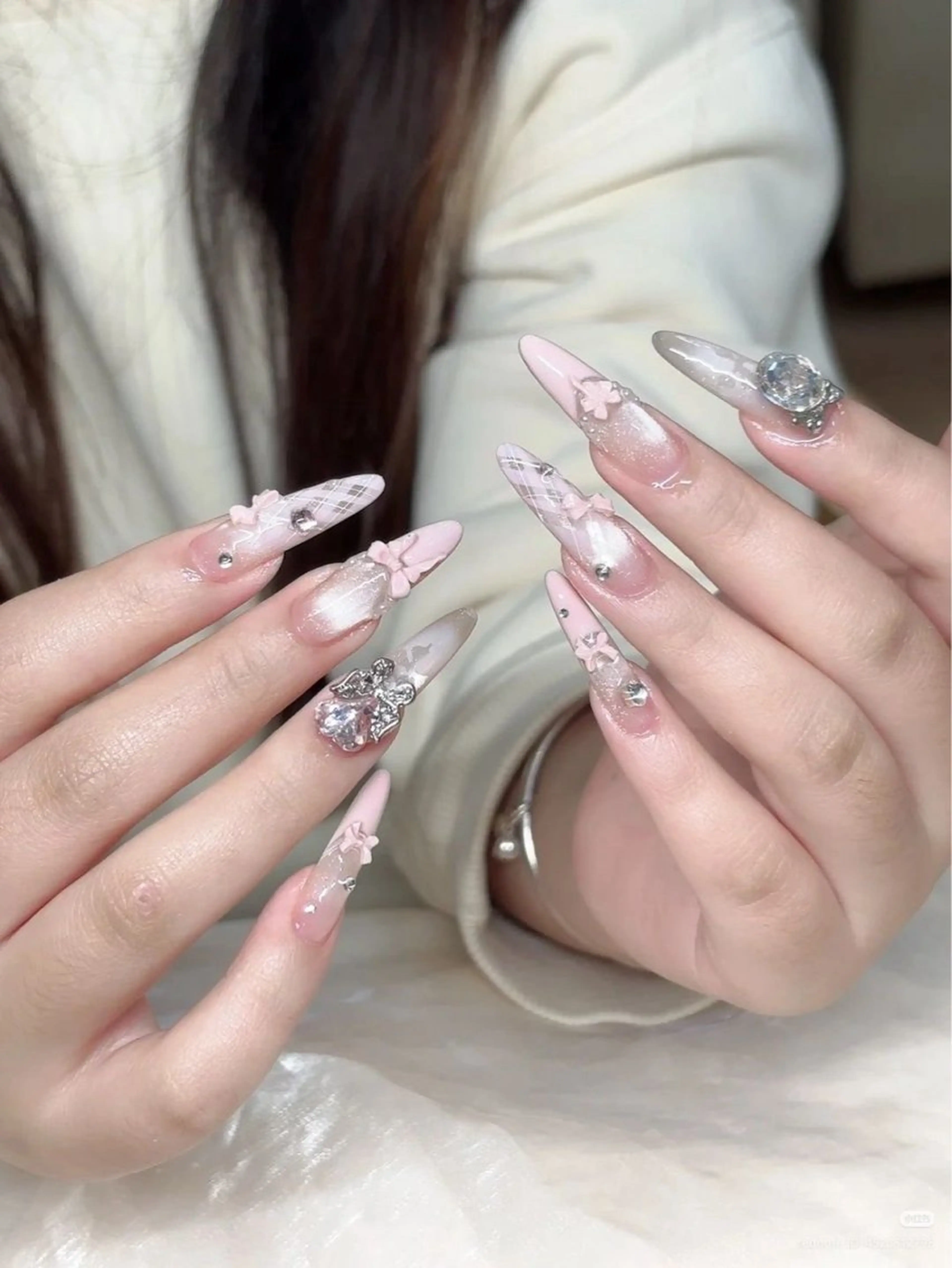 ネイル キラキラネイル 韓国ネイル ロングネイル ワンホンネイル ハンドネイル Josie nail salonのネイルデザイン