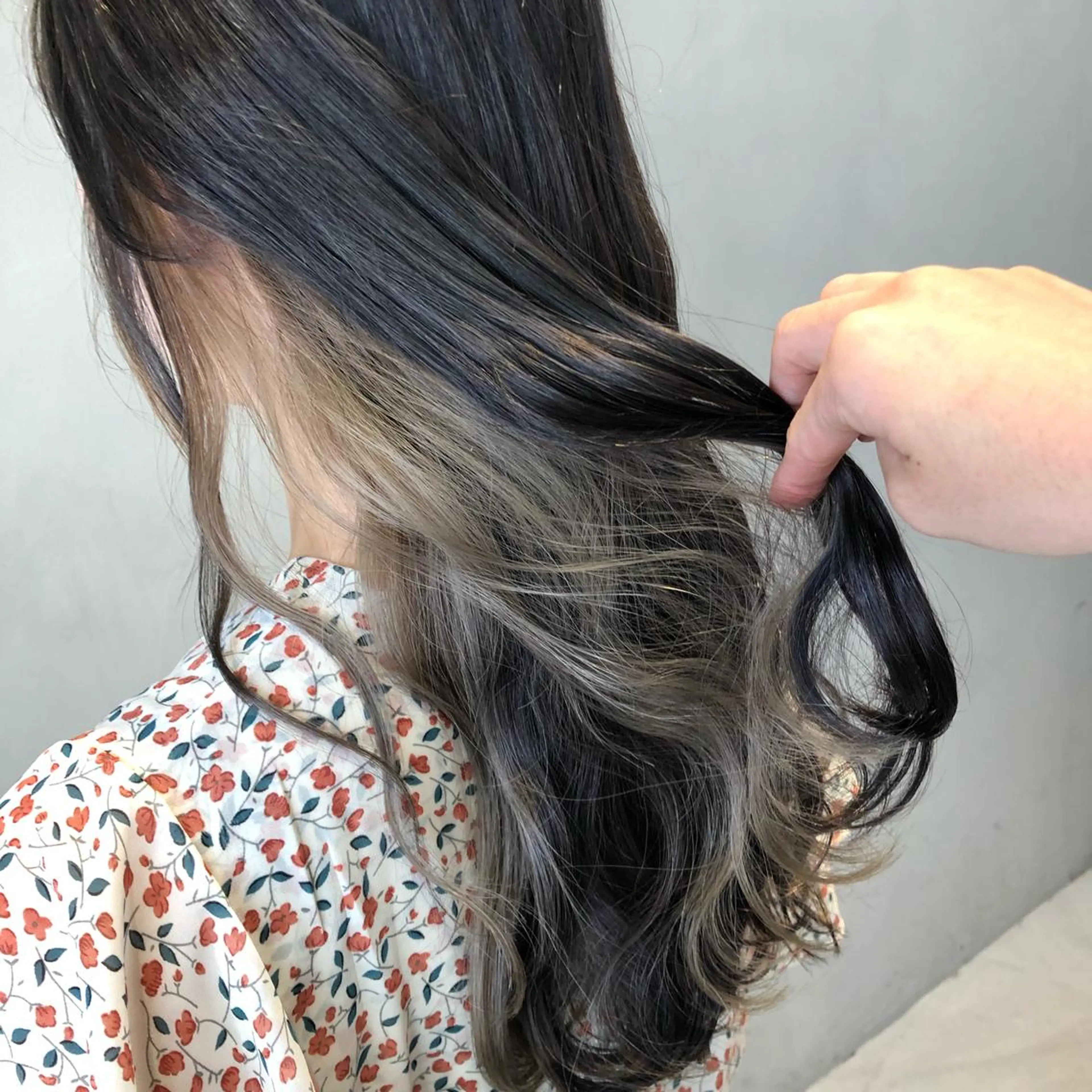 ロング カラー カット ヘアカラー トリートメント 荒木 依莉亜のヘアスタイル