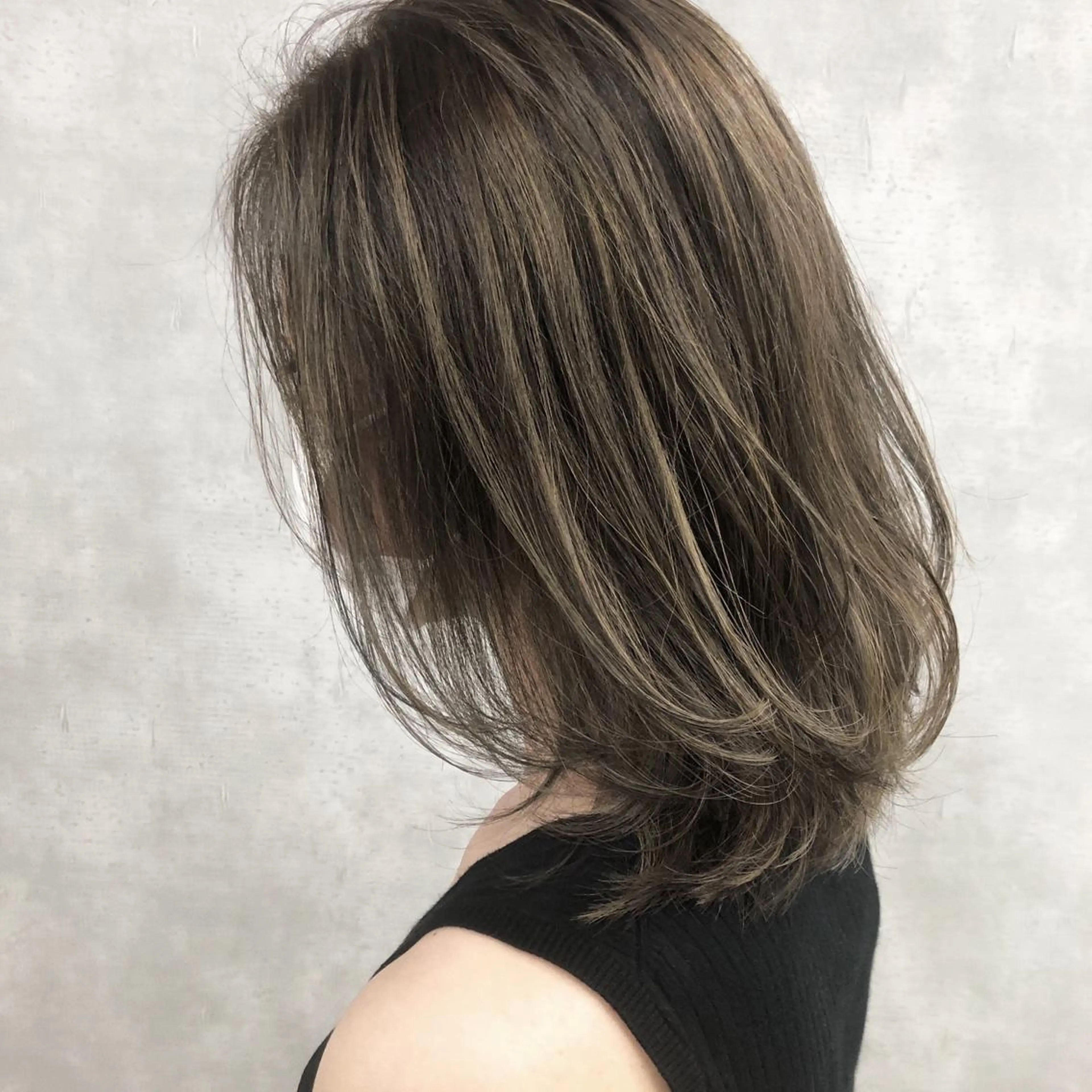 ミディアム カラー ベージュカラー グレージュ ハイライトカラー ミルクティーグレージュ ハイライト universe tokyoのヘアスタイル