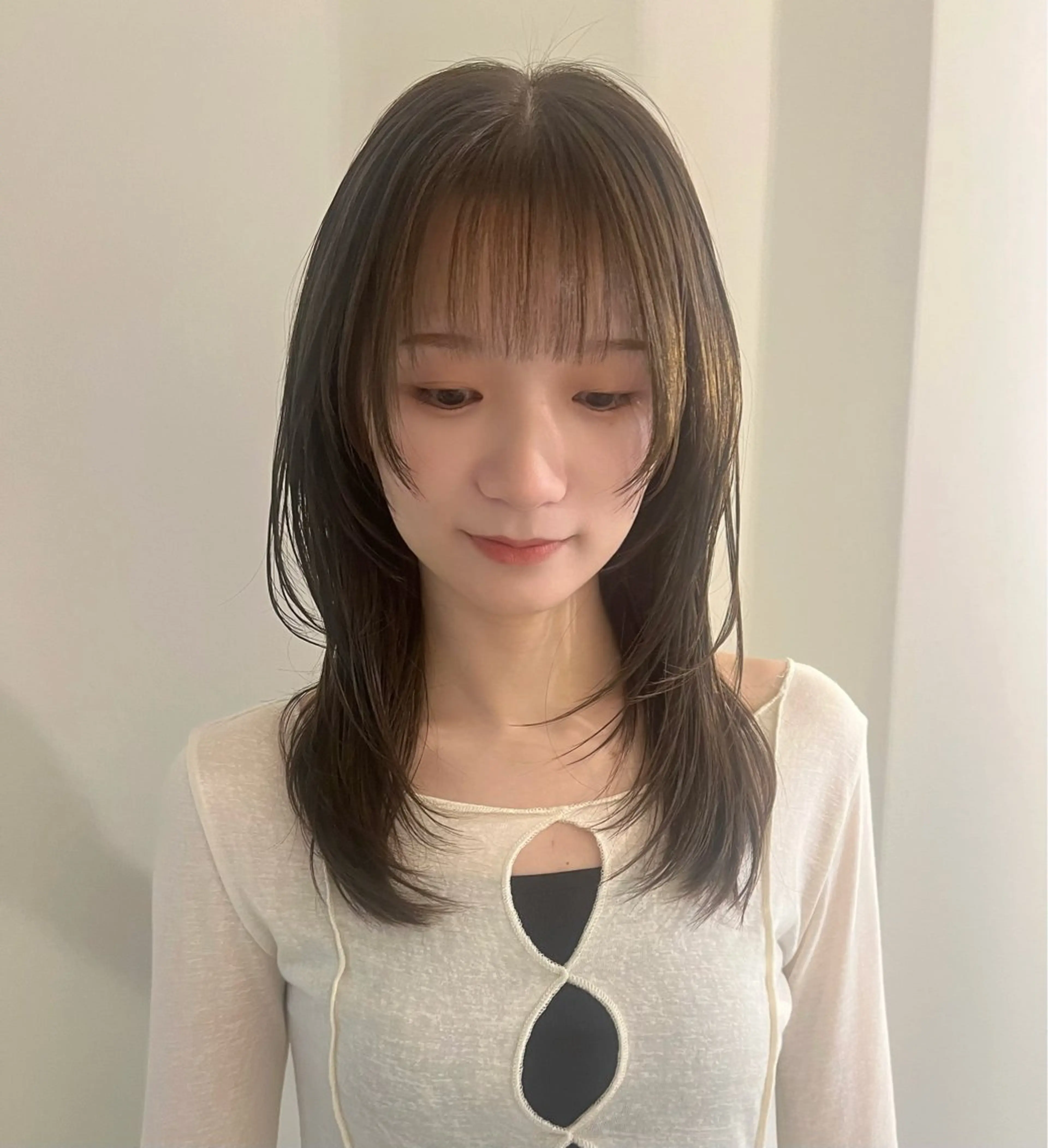 セミロング カラー ベージュカラー 透明感カラー オリーブベージュ カット ヘアカラー トリートメント 工藤 梨花のヘアスタイル