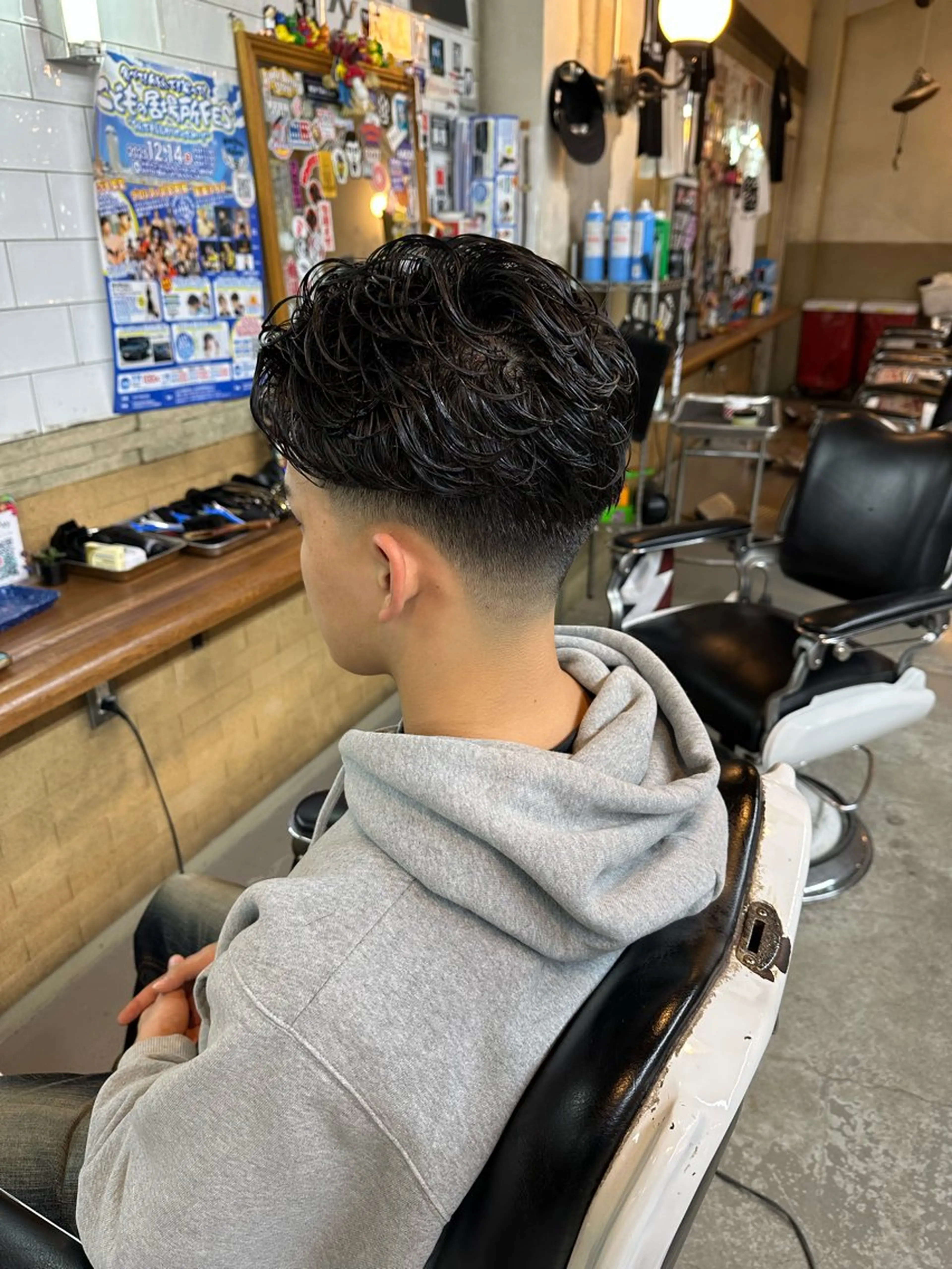 ショート パーマ メンズ フェードカット メンズパーマ スキンフェード カット ヘアカラー パーマ モチヅキ タツキのヘアスタイル