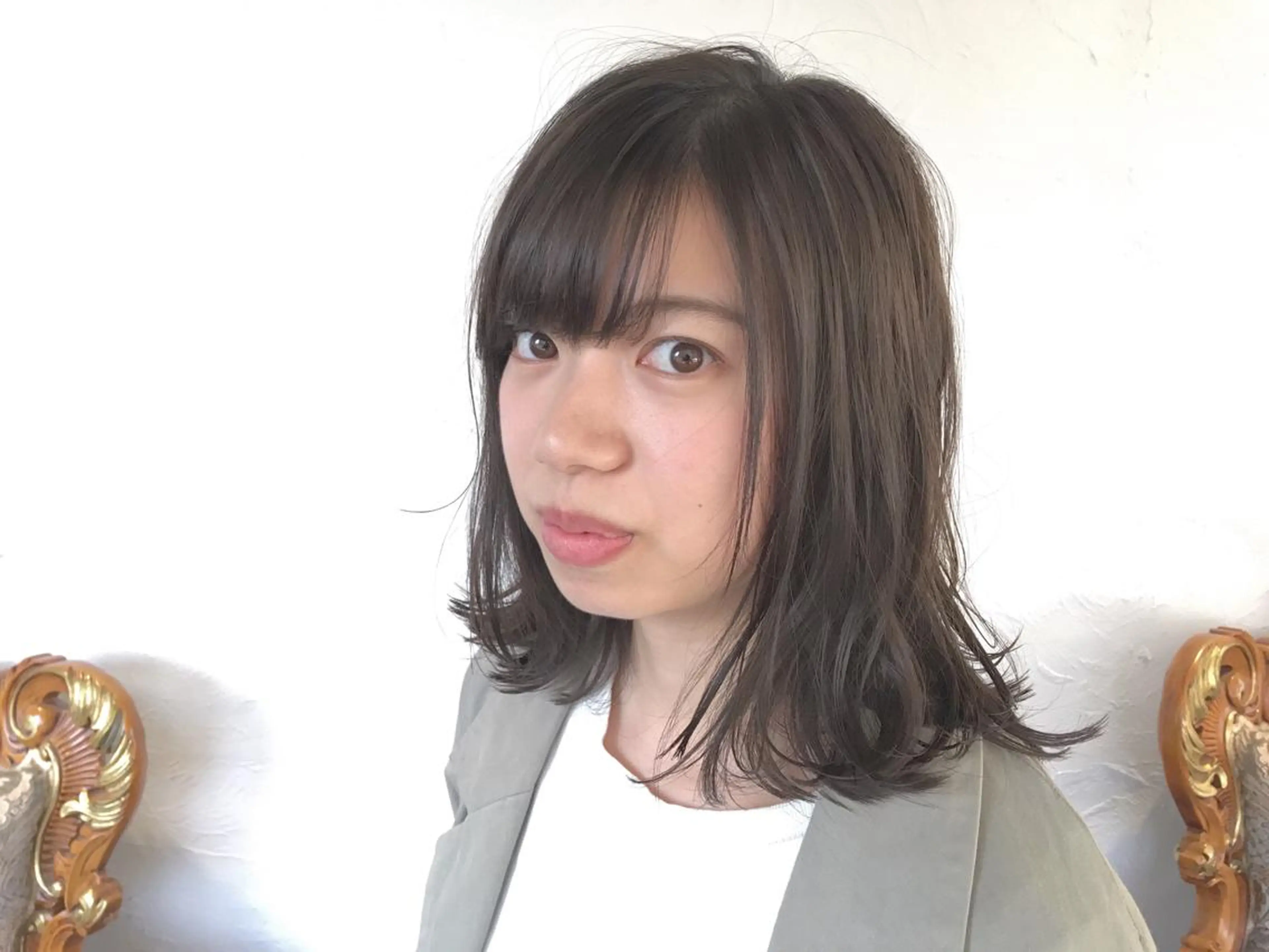 セミロング カラー パーマ ヘアアレンジ グレージュ くせ毛 エグチ アキラのヘアスタイル