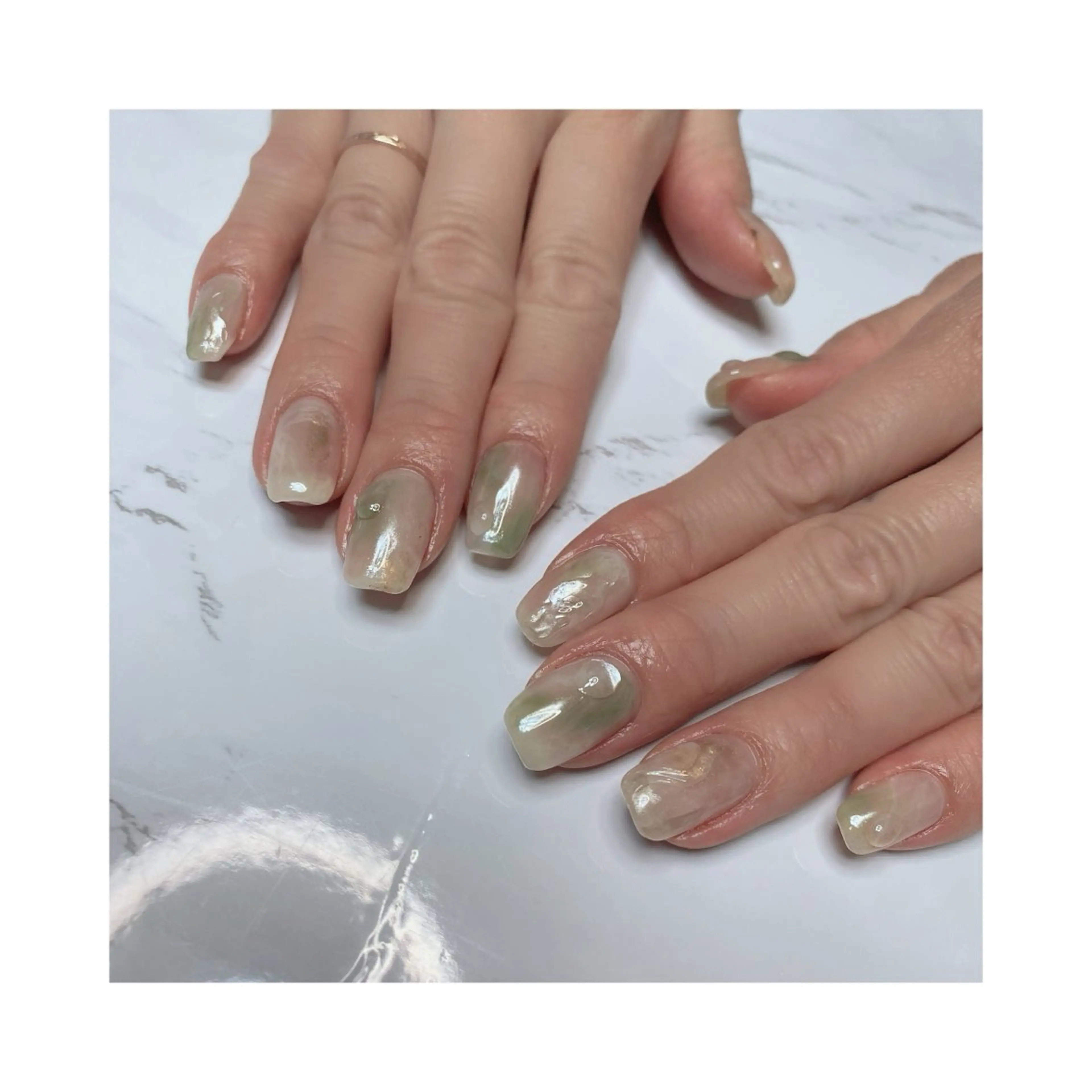 ネイル グリーン ニュアンスネイル ホワイト 上田 風香のネイルデザイン