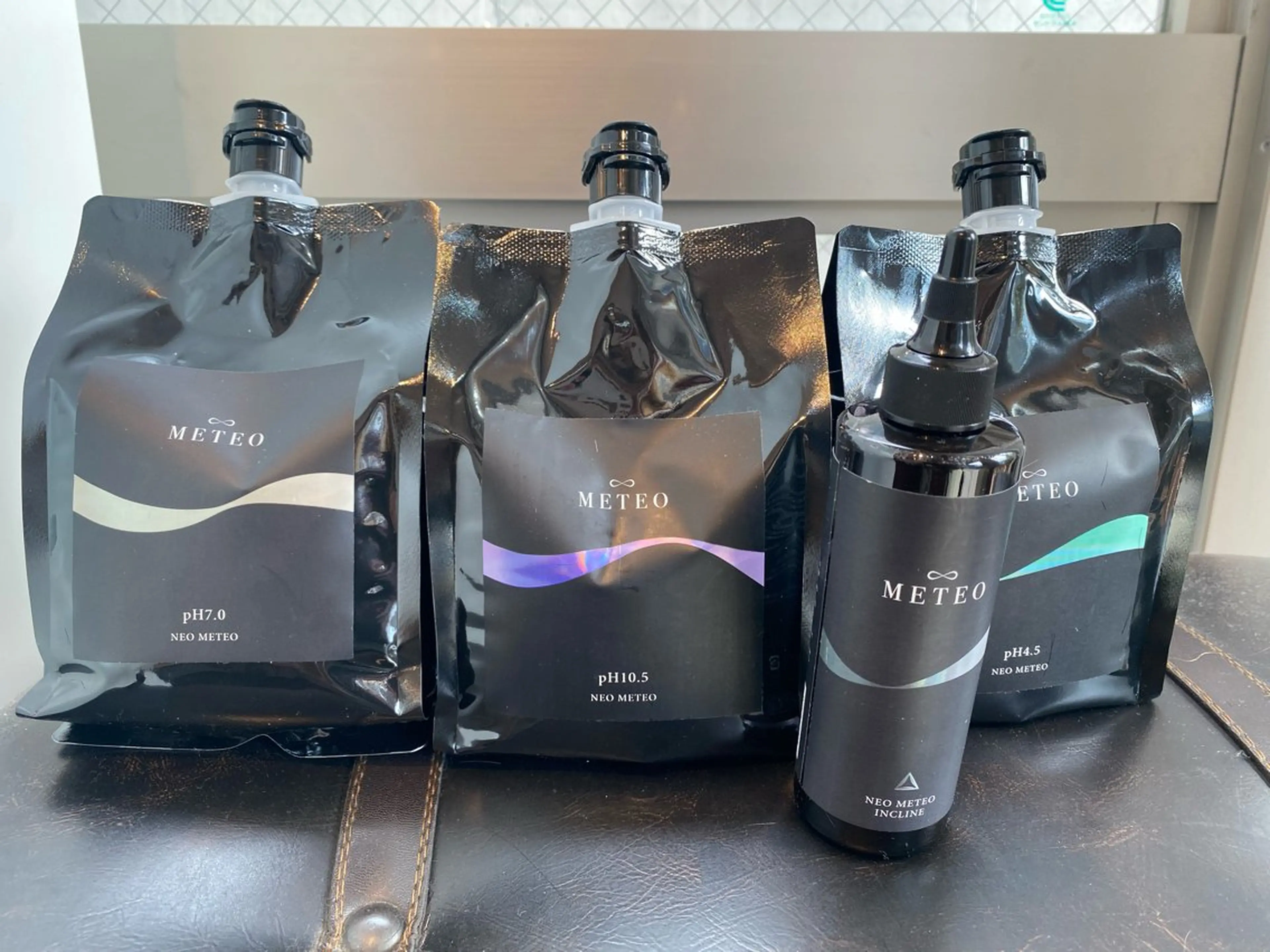 メテオストレート。ネオメテオストレート。シルク質の手触りにやわらかい質感。今までにない縮毛矯正体験を是非お試を！の写真