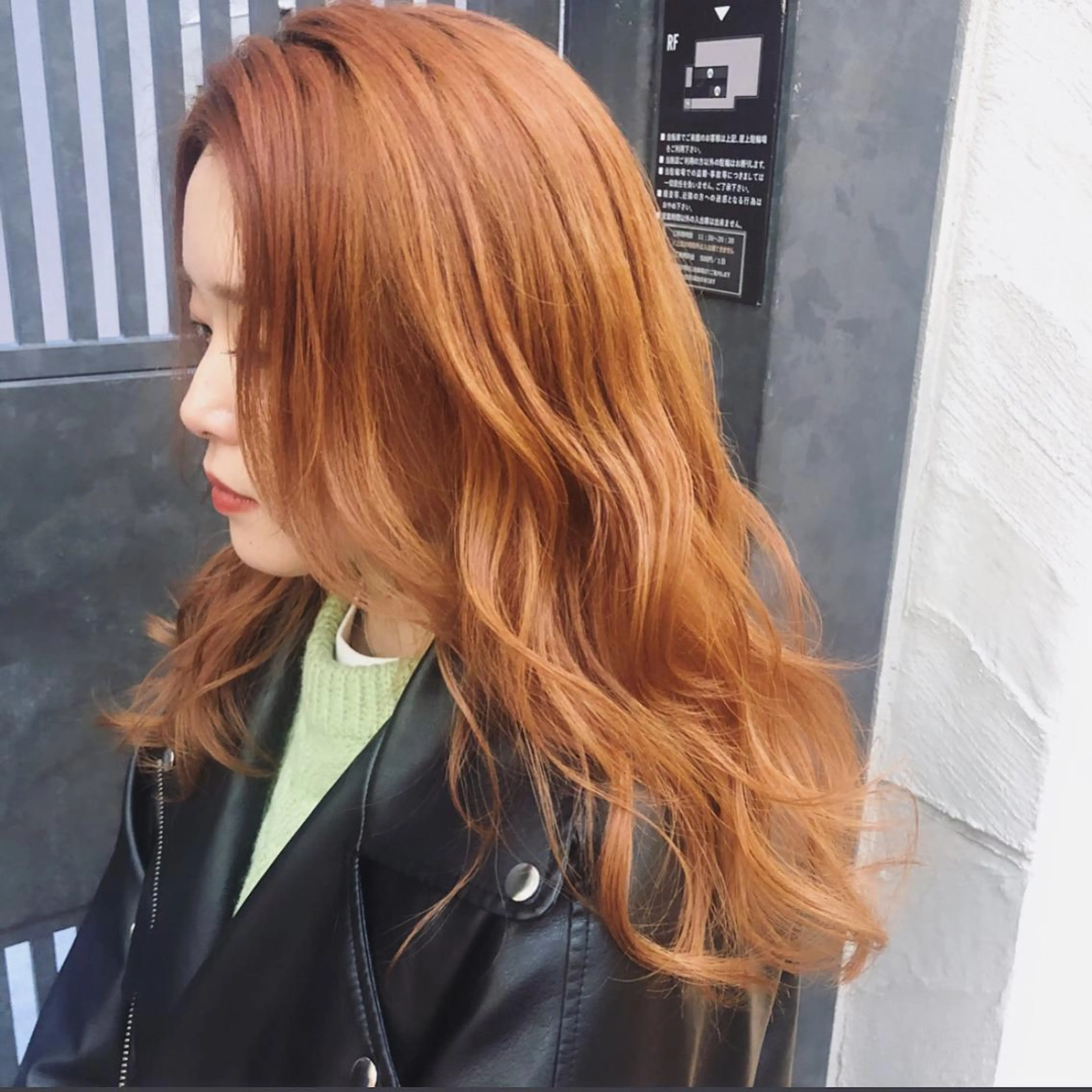 セミロング カラー ウルフカット／吉村 桃子のヘアスタイル