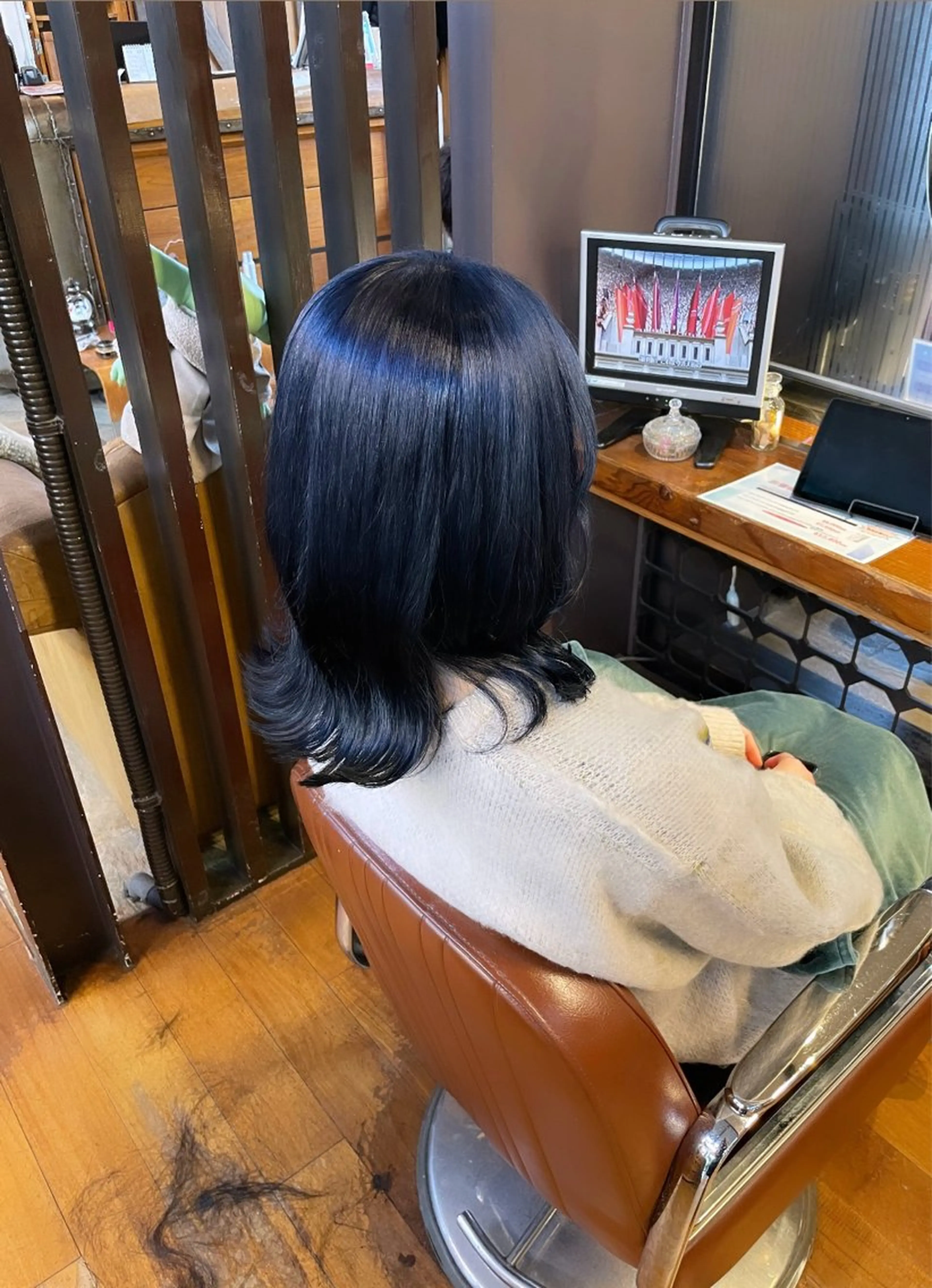 ミディアム カラー ブリーチ ブルーカラー ネイビーカラー ayaka |トレンドヘアのヘアスタイル