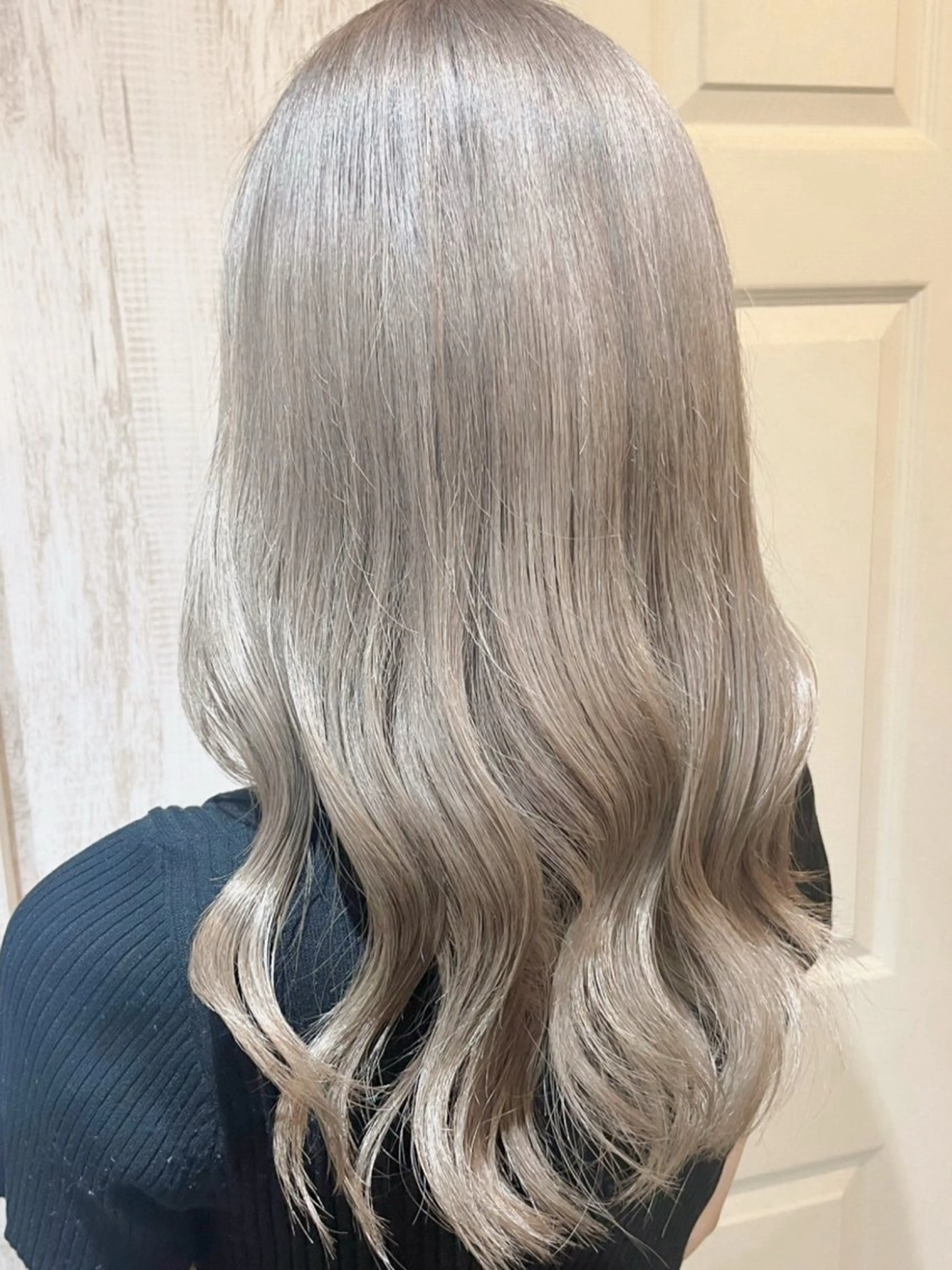 ロング カラー ベージュカラー 透明感カラー グレージュ ハイトーンカラー シルバー ヘアカラー blau hair and care《ブラウ》所属・MARU.縮毛矯正 デザインカラーのヘアスタイル