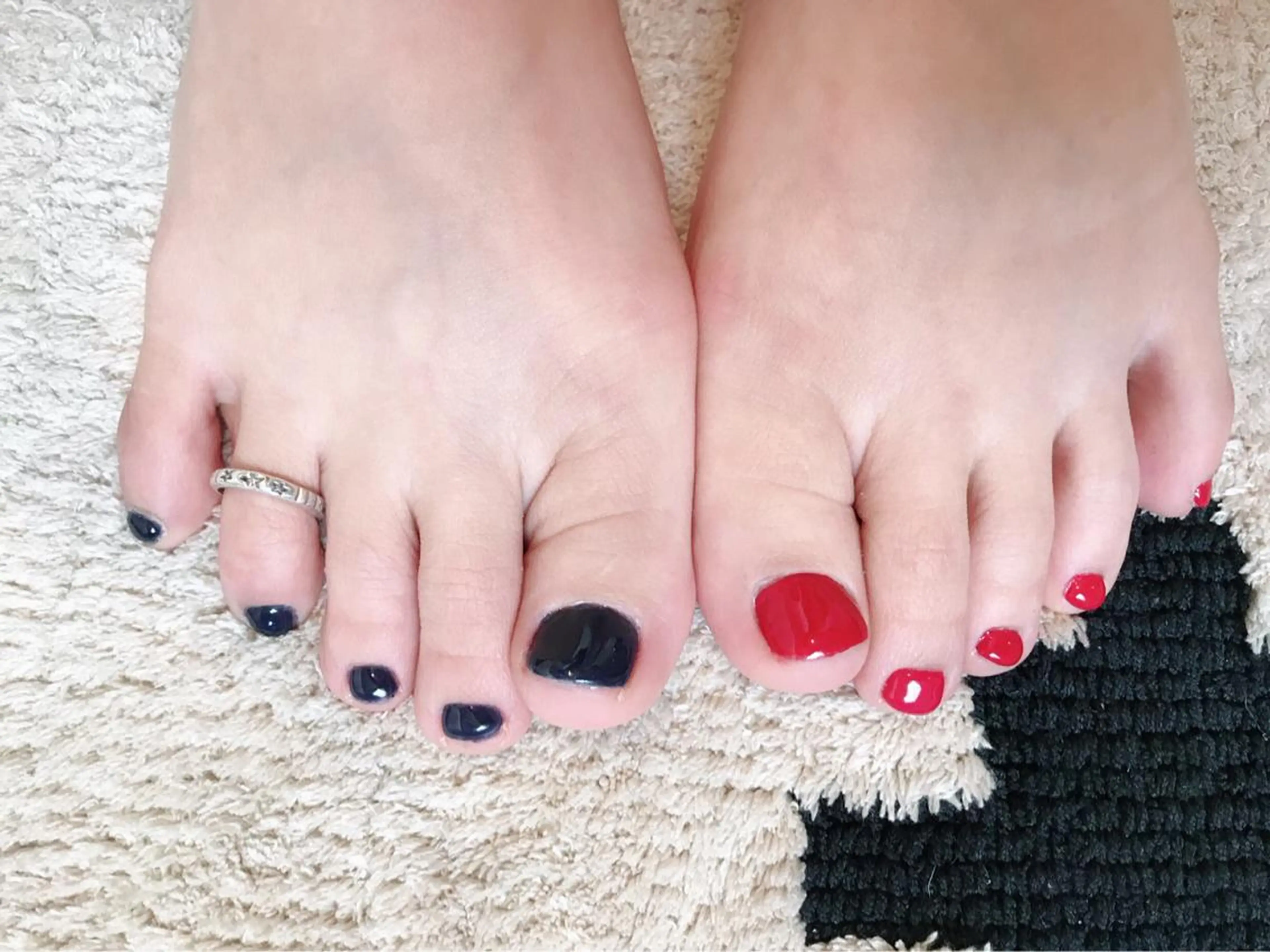 ネイル ネイビー 赤色 フットネイル pipi..所属・pipi ..のネイルデザイン