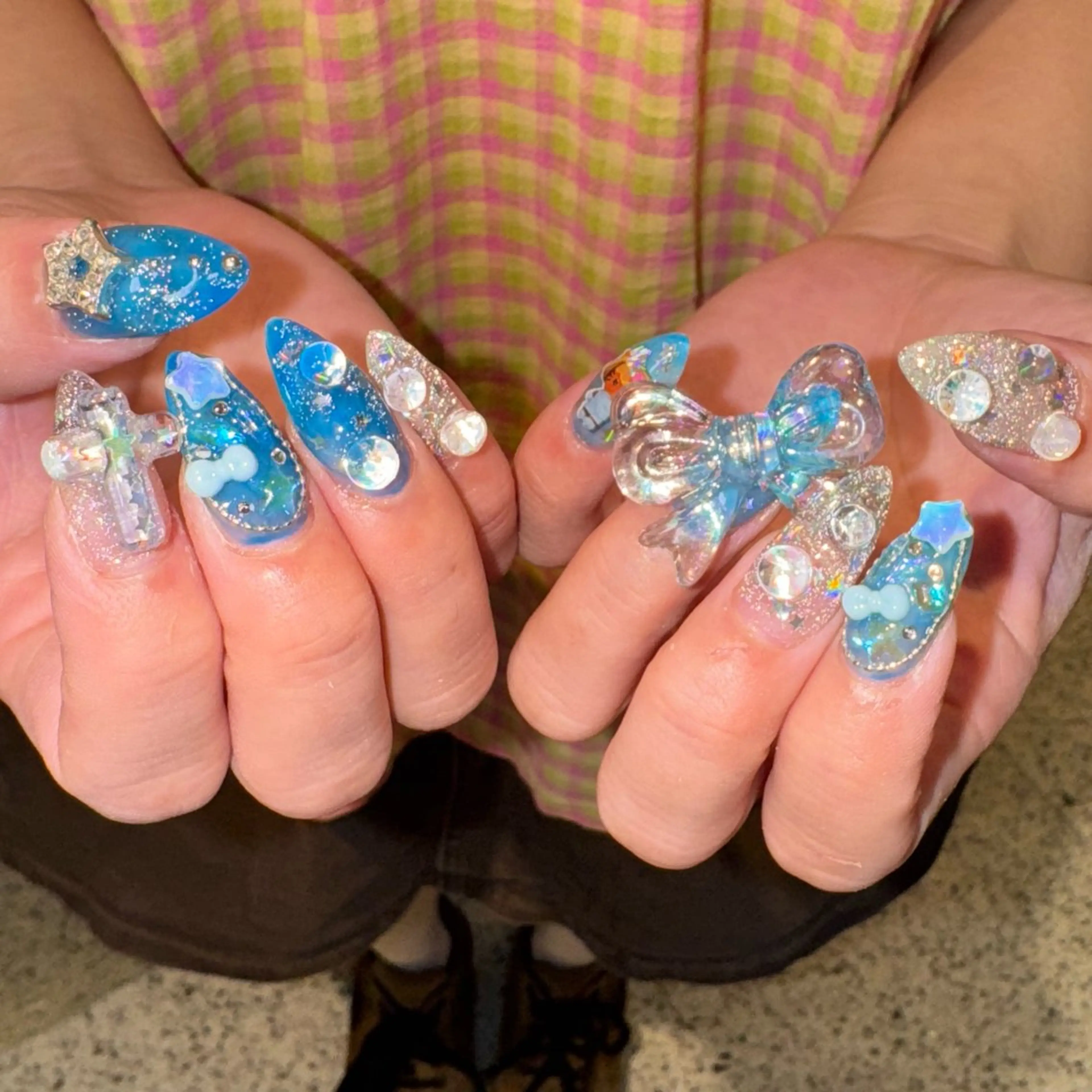 ネイル ブルー キラキラネイル ハンドネイル RIEKO🍒 ワンホン♡推しネイルのネイルデザイン