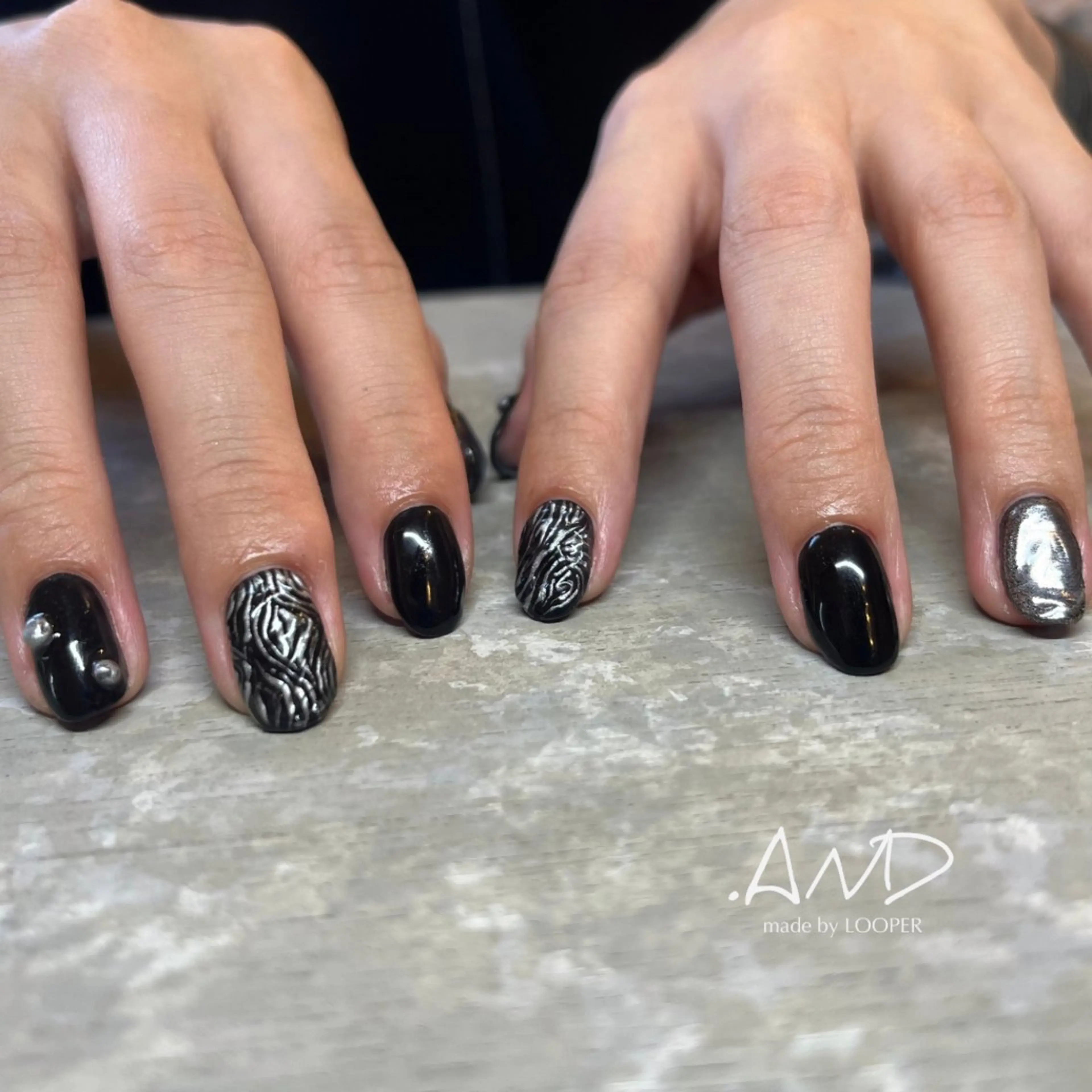 ネイル アートネイル ニュアンスネイル シルバー ハンドネイル LOOPER所属・mzh ...のネイルデザイン