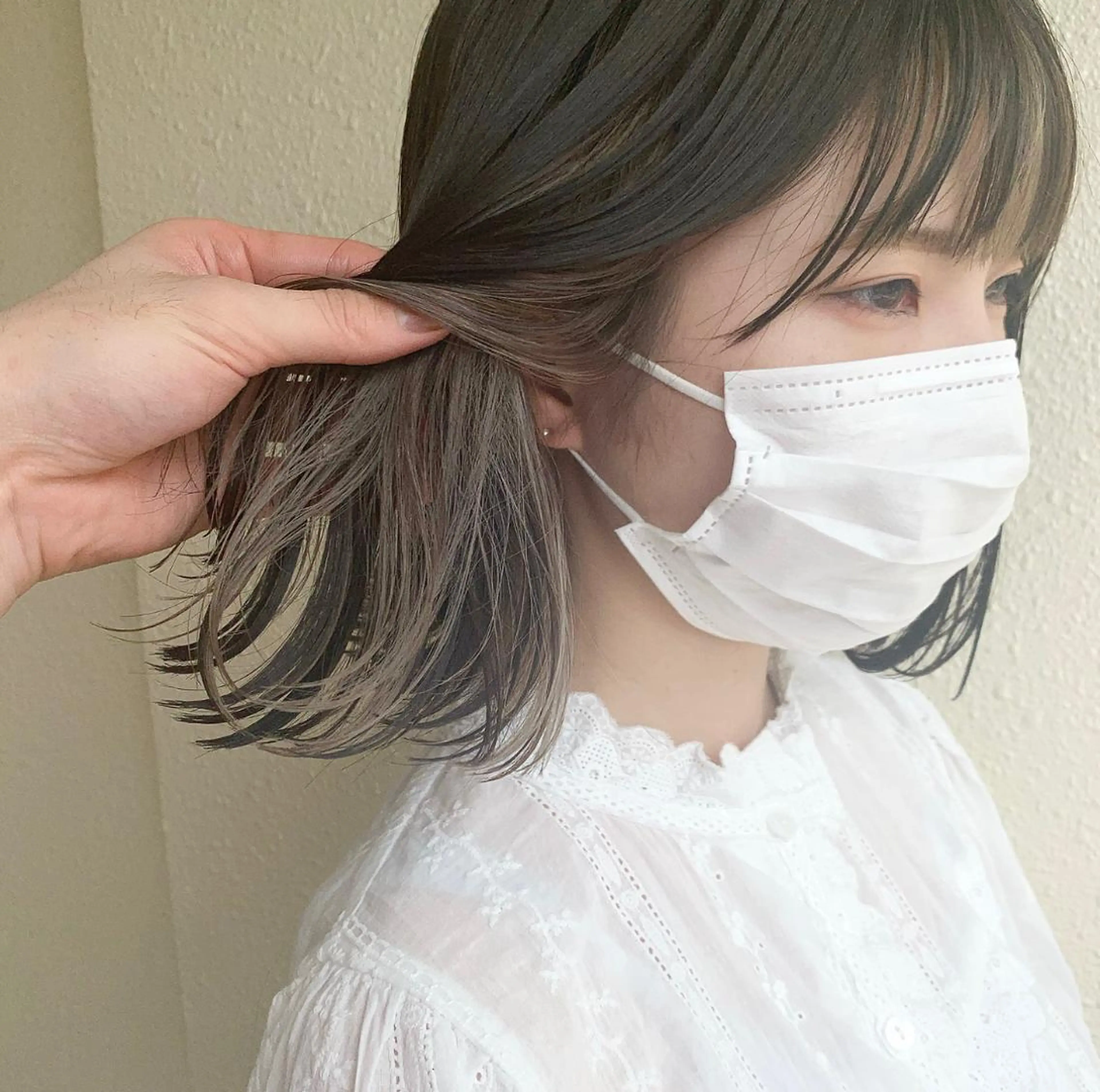 ショート カラー イヤリングカラー グレージュ iLi所属・iLi 《イリ》のヘアスタイル