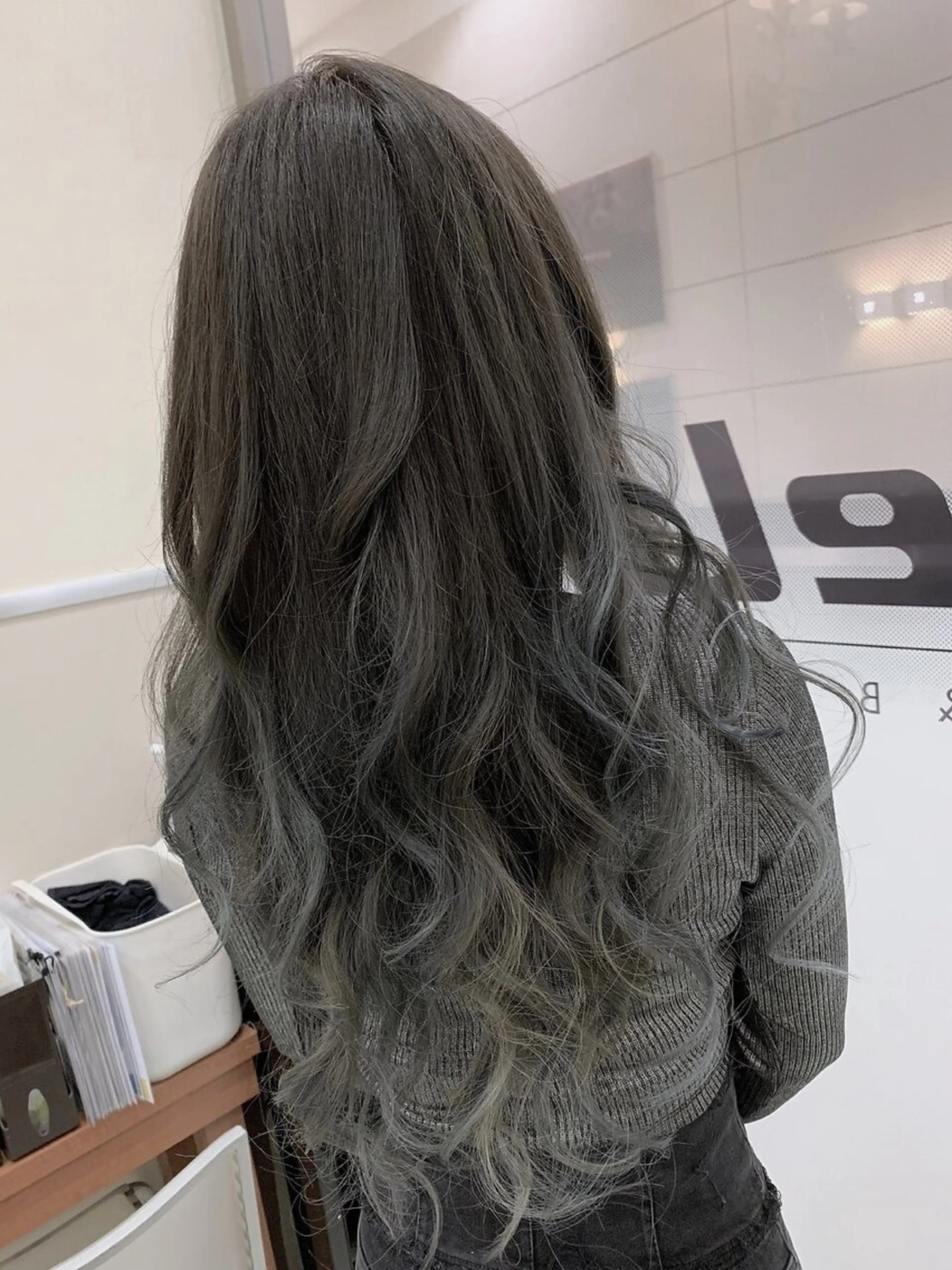 ロング カラー グラデーションカラー グレージュ 『NIKA』大城 陽介(カラー得意✨)のヘアスタイル