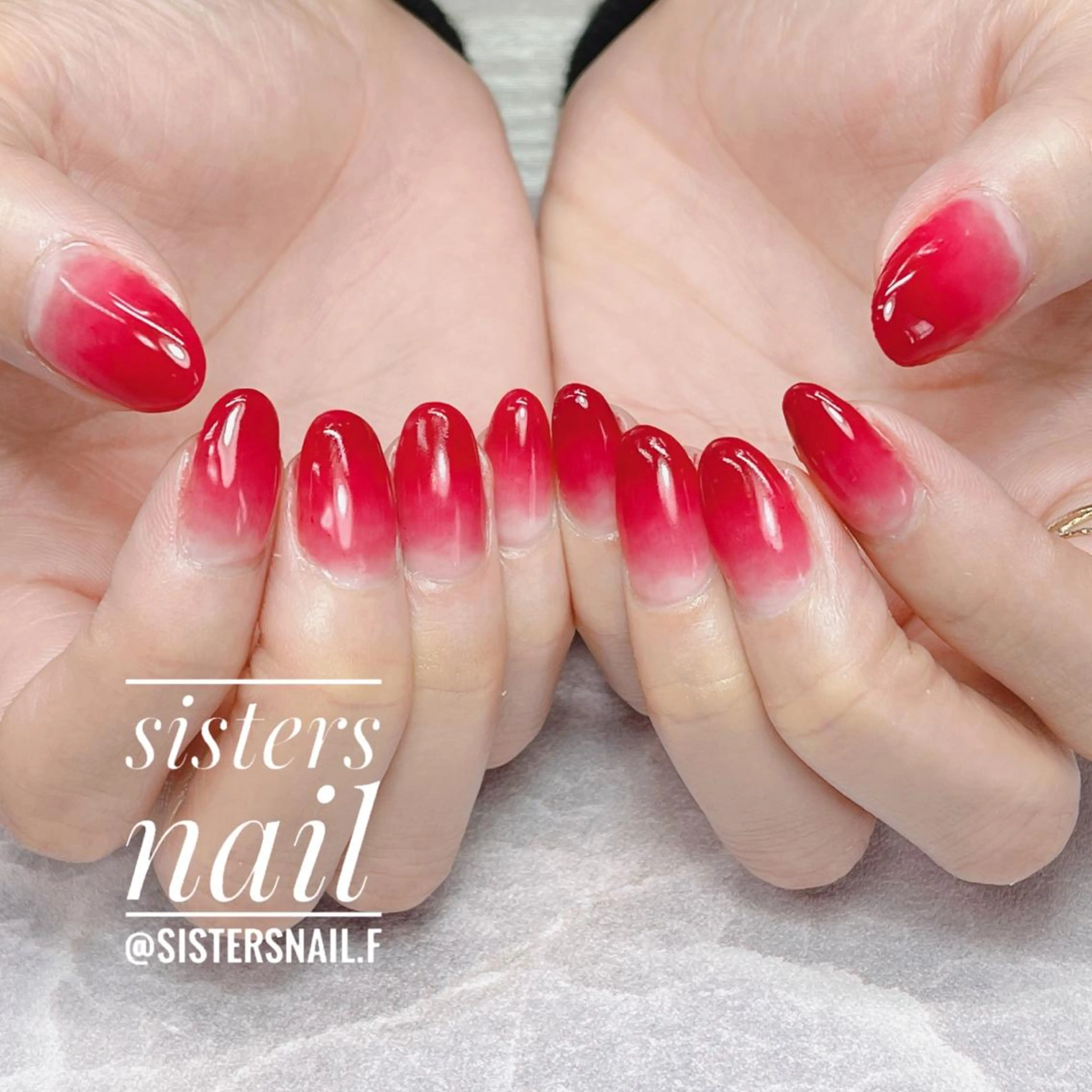 ネイル アートネイル グラデーション ニュアンスネイル 赤色 冬ネイル sisters nail.fのネイルデザイン