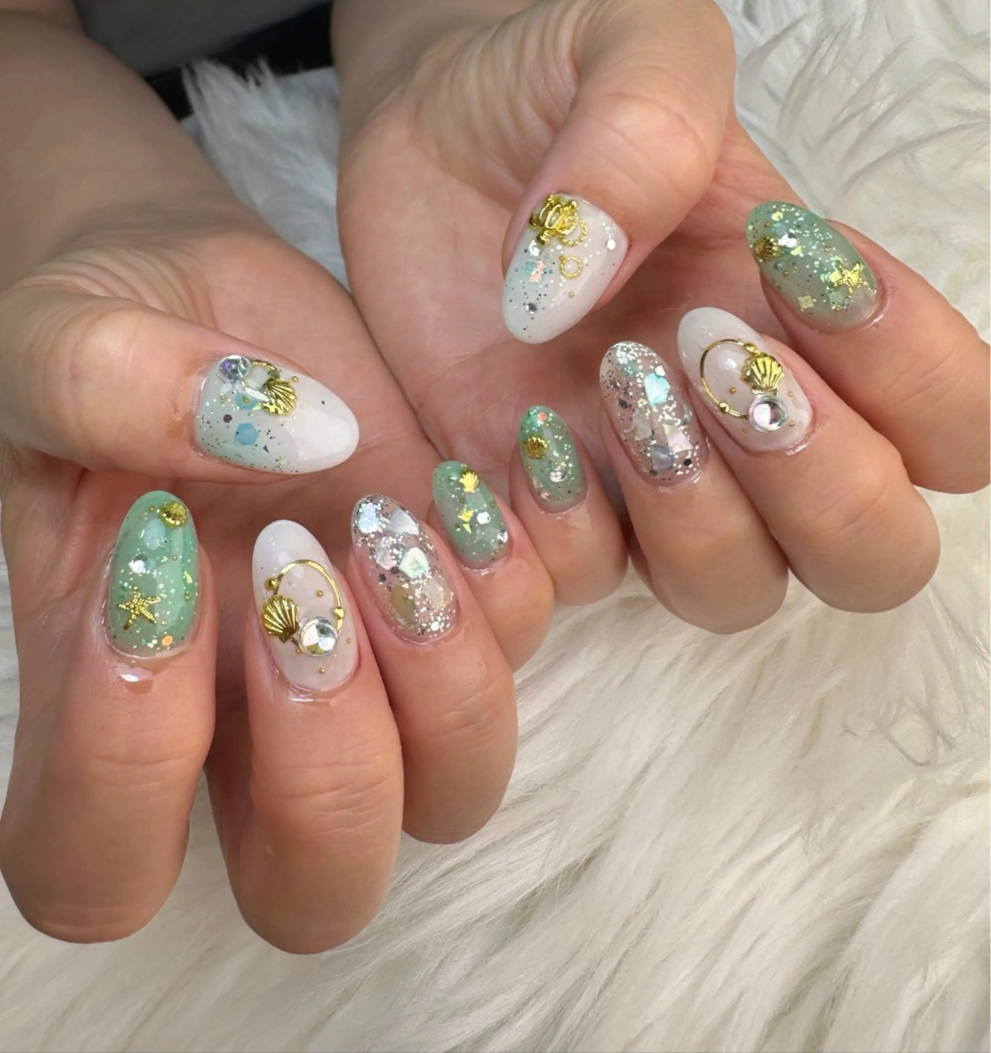 ネイル グリーン キラキラネイル 持ち込み ハンドネイル Nail ameria megu所属・ameria meguのネイルデザイン