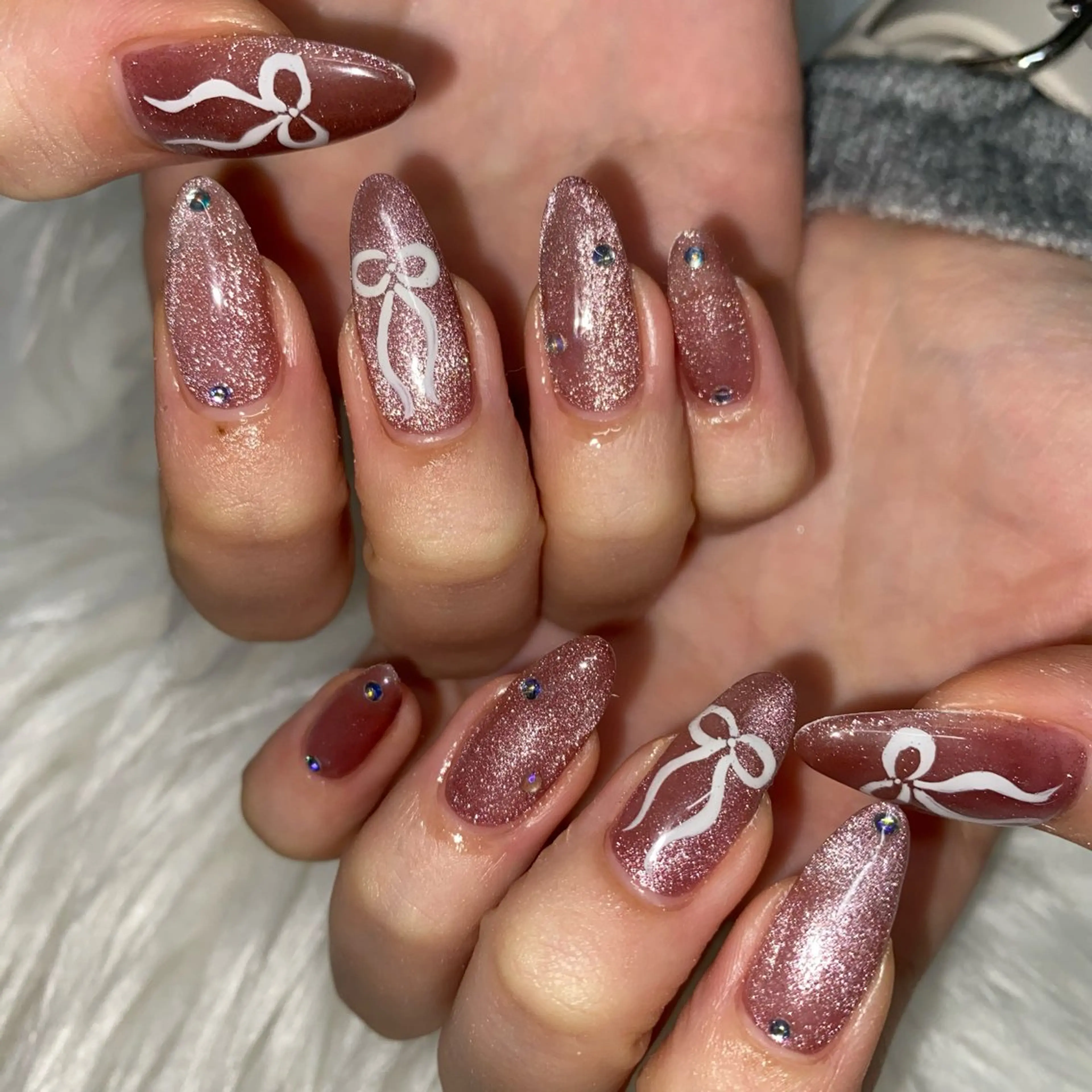 ネイル キラキラネイル マグネットネイル リボン ハンドネイル ハンドケア RaLa（ネイル&アイラッシュ）所属・🫧RaLa ⭐︎AYAKA🫧のネイルデザイン