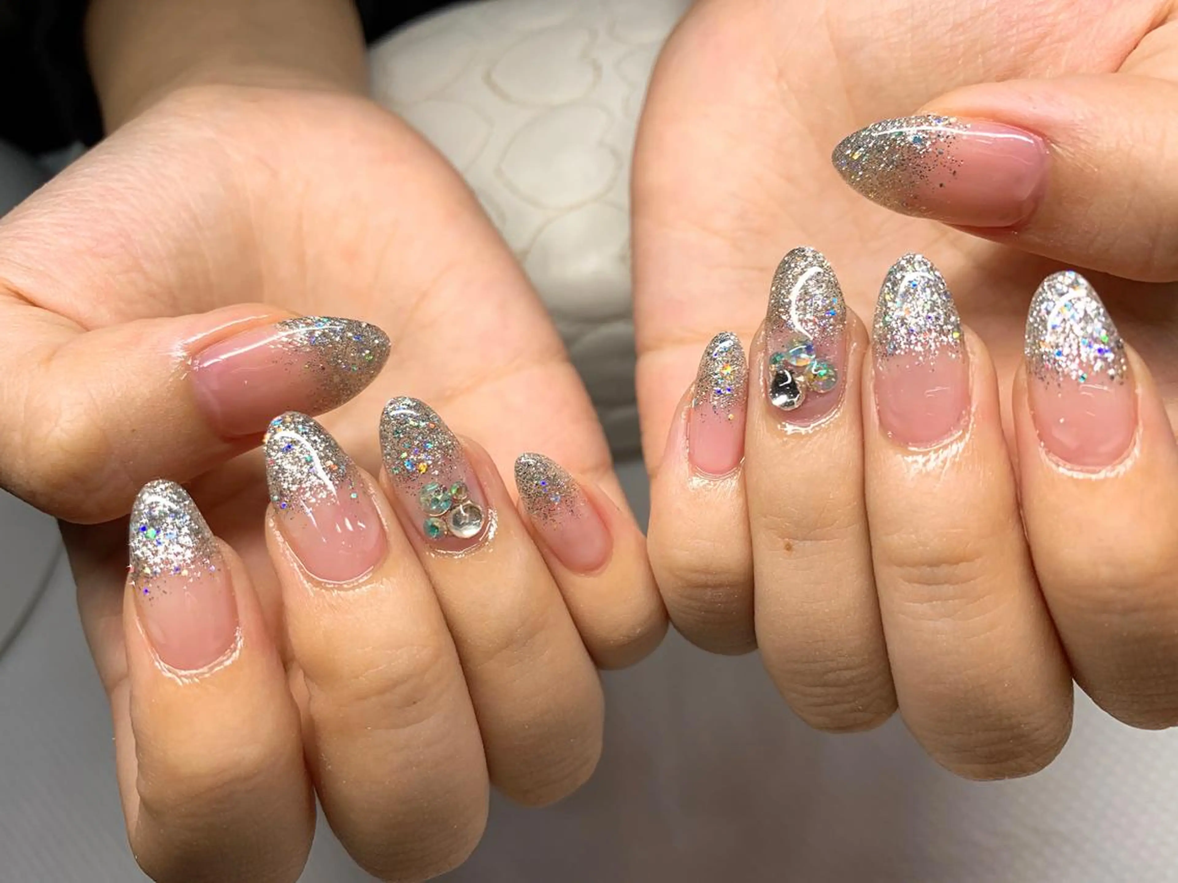 ネイル グラデーション ラメ(グリッター) ラメグラデーション シルバー ガールネイルサロン所属・ガール ネイルサロンのネイルデザイン
